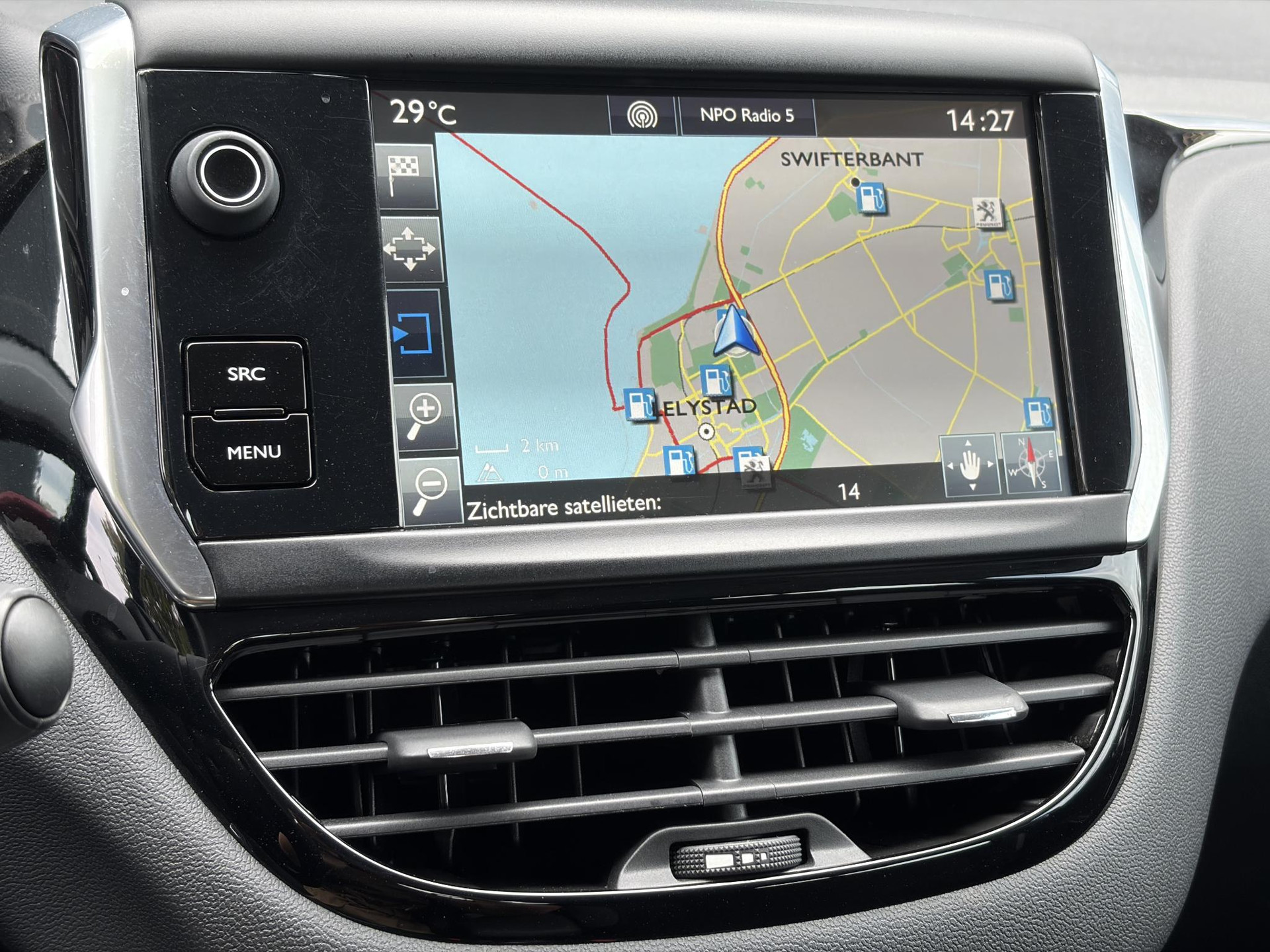 Peugeot 208 1.2 PureTech Blue Lion ✓D-riem vv in 2025✓1e Eigenaar✓Navi✓Carplay✓Trekhaak✓Recent beurt gehad✓Airco✓Cruise✓5 Deurs✓Pdc✓N.A.P✓Apk tot 03-2027