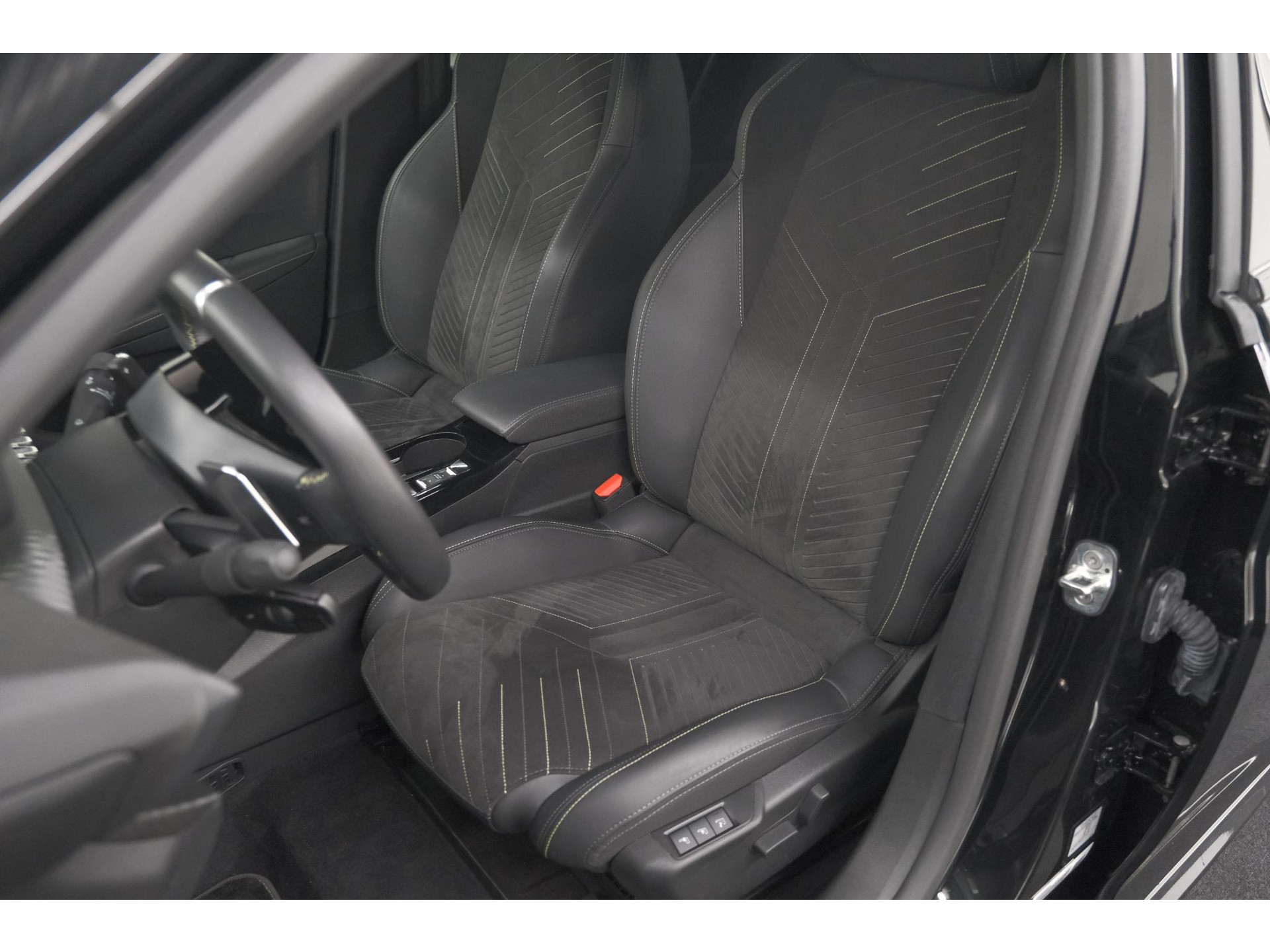Peugeot 208 1.2 Hybrid 145 e-DCS6 GT | Alcantara Pakket | Camera | Apple Carplay | Stoelverwarming