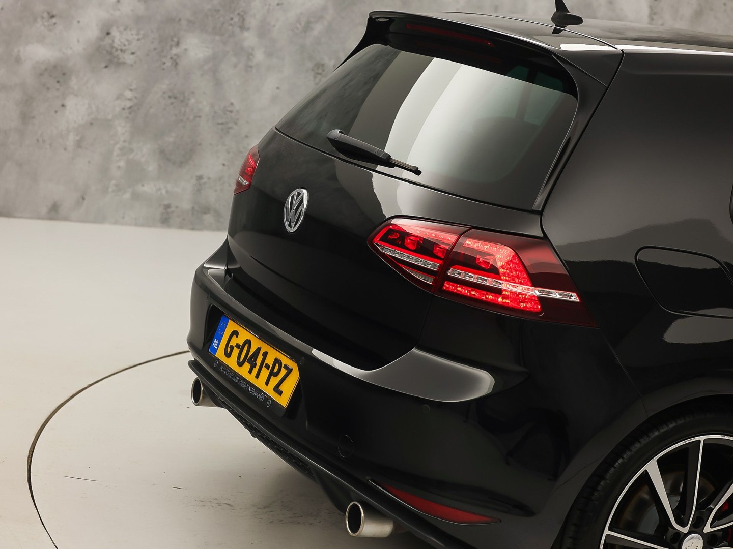 Volkswagen Golf 2.0 TSI GTI 220Pk Automaat (NAVIGATIE, CLIMATE, LEDER, STOELVERWARMING, SPORTSTOELEN, GETINT GLAS, XENON, NIEUWSTAAT)