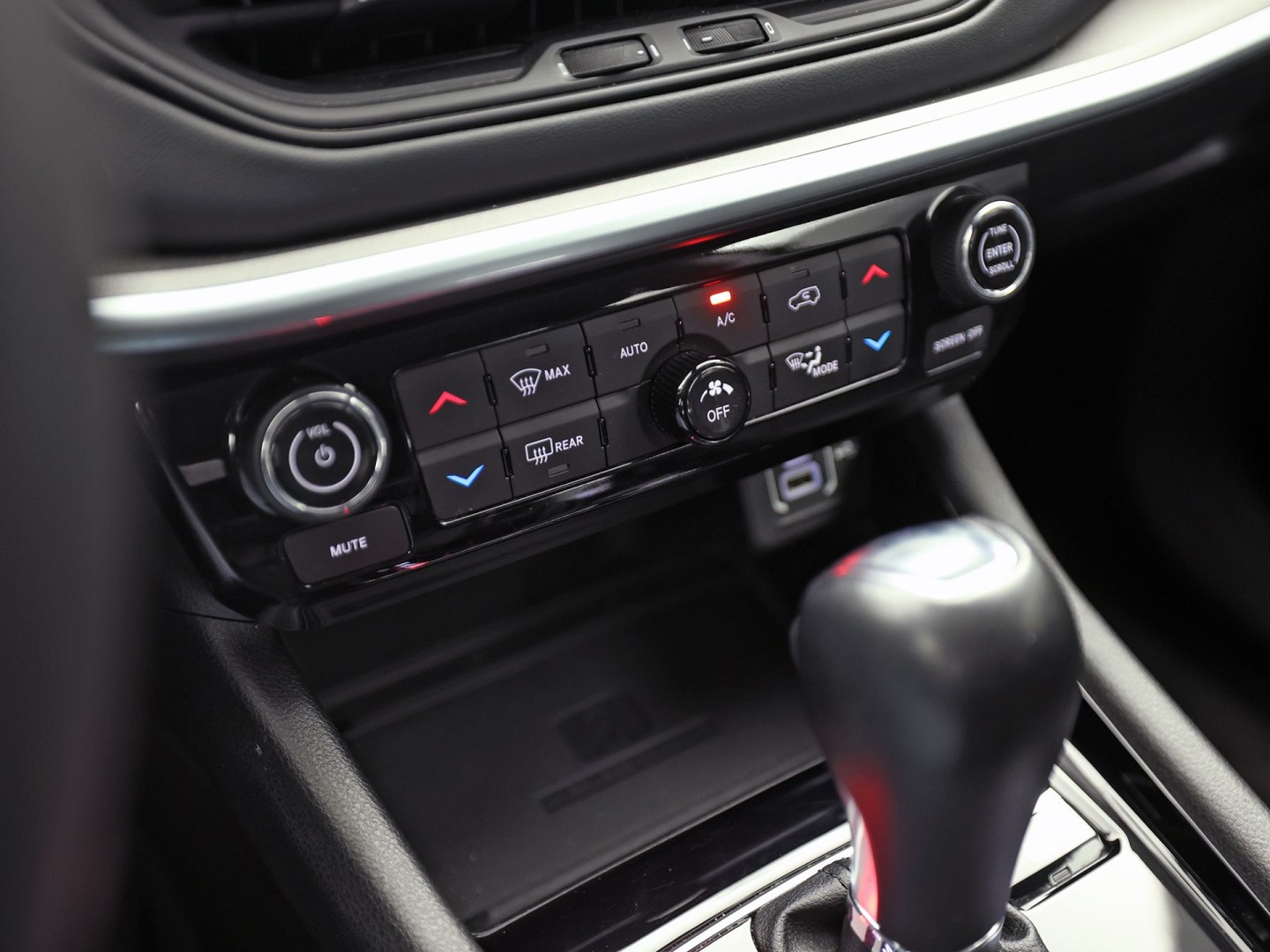 Jeep Compass 4xe 190 Plug-in Hybrid Electric Night Eagle. Automaat (NAP, APPLE CARPLAY, GROOT NAVI, LEDER, ADAPTIVE CRUISE, SPORTSTOELEN, GETINT GLAS, KEYLESS, NIEUWSTAAT)