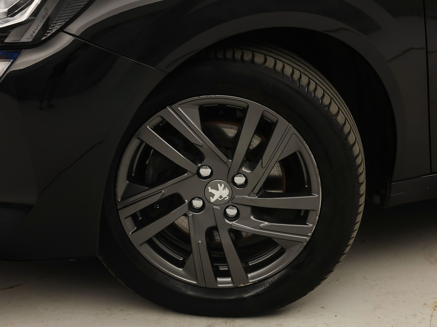 Peugeot 208 1.2 PureTech Sport Automaat (APPLE CARPLAY, KEYLESS, PARKEERSENSOREN, SPORTSTOELEN, CRUISE, LANE ASSIST, NIEUWE APK, NIEUWSTAAT)
