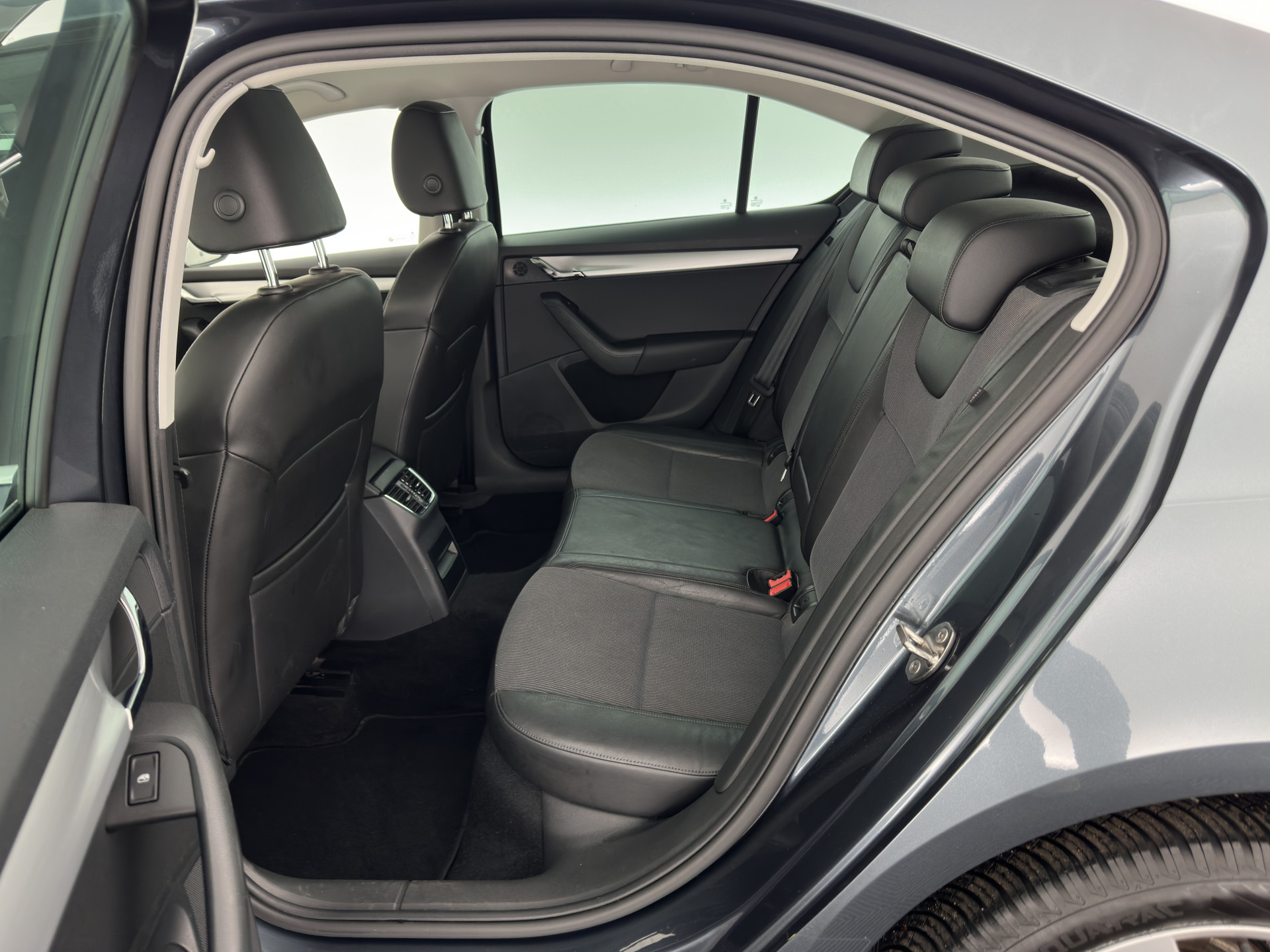 ŠKODA Octavia 1.6 TDI Greentech Ambition Business *LEATHER-FABRIC | NAVI-FULLMAP | HEATED-COMFORTSEATS | ECC | TOWBAR | PRIVACY-GLASS | PARKPILOT | CRUISE | 16''ALU *