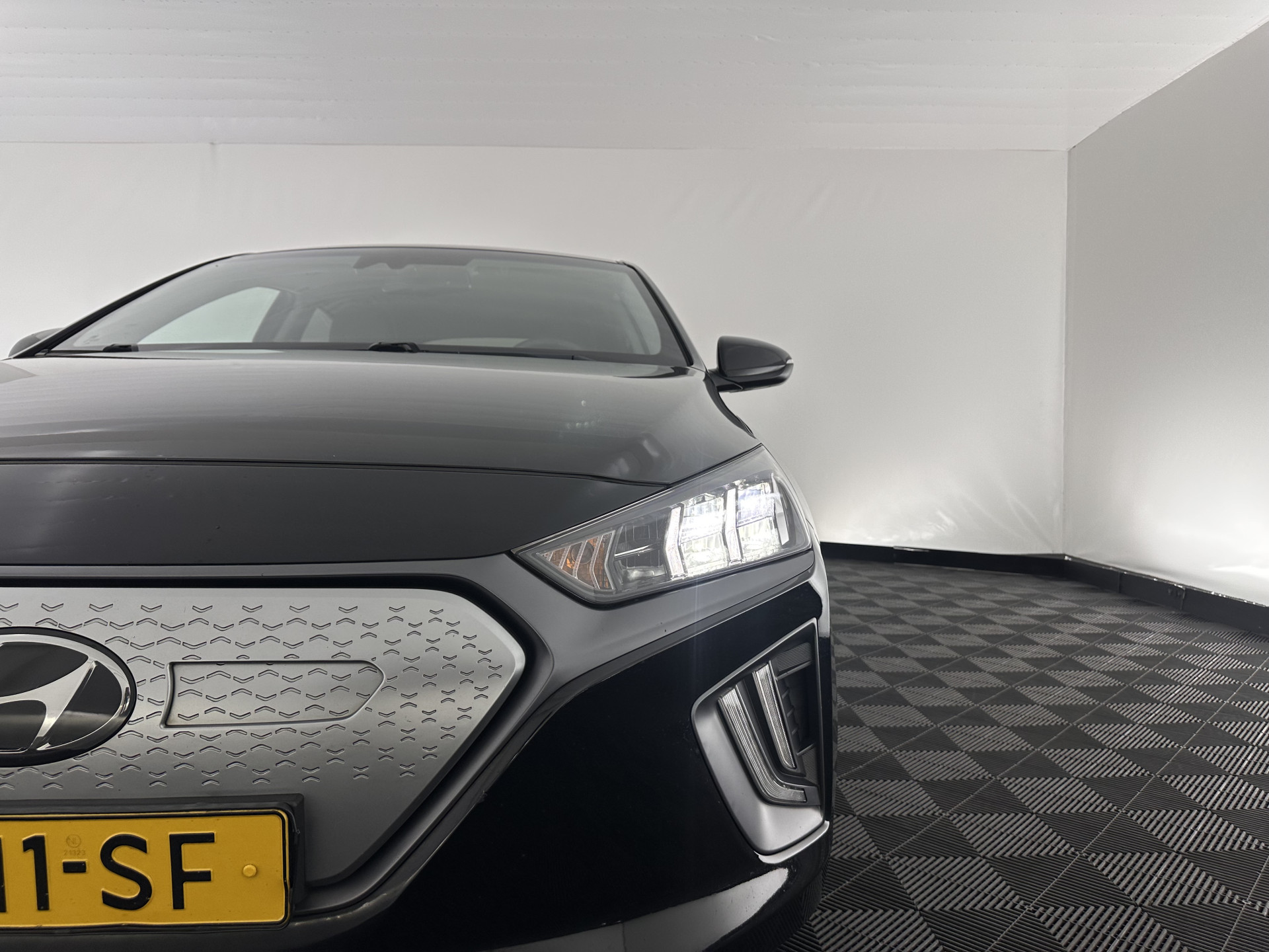 Hyundai IONIQ Comfort EV 38 kWh {SOH-100%} (INCL-BTW) *FULL-LED | ADAPTIVE-CRUISE | CAMERA | KEYLESS | DAB+ | NAVI-FULLMAP | HEATED-COMFORTSEATS | PRIVACYGLASS | ECC | AMBIENTLIGHT | DIGI-COCKPIT | SHIFTPADDLES | LANE-ASSIST | PDC | .