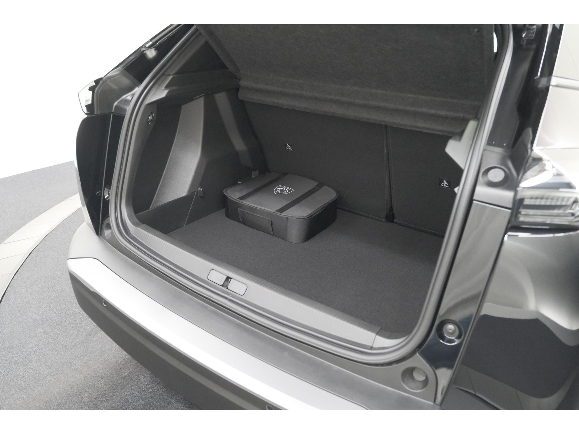 Peugeot e-2008 EV Allure 54 kWh | 11 KW Lader | Warmtepomp | Apple Carplay | Parkeersensoren