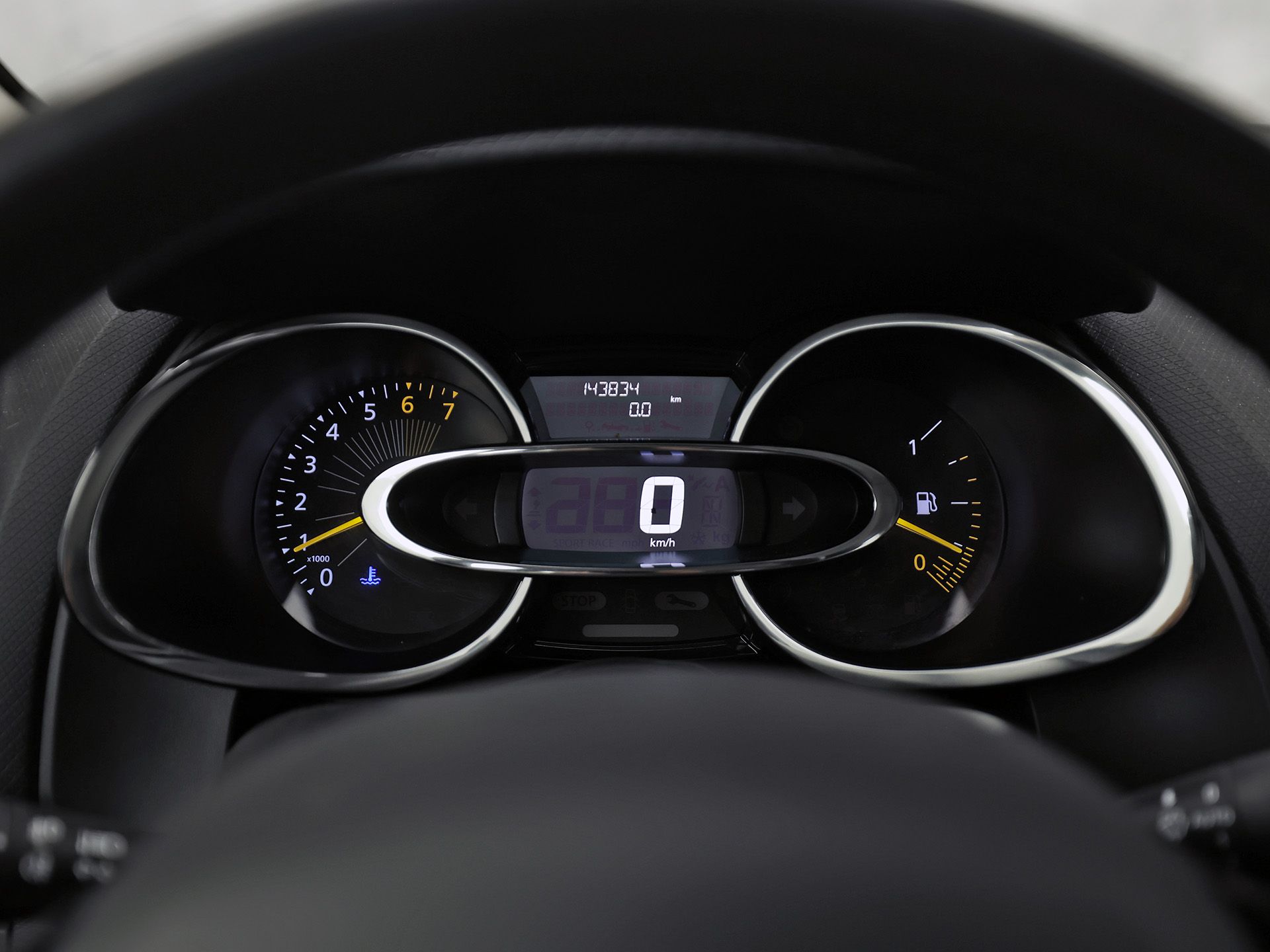 Renault Clio 0.9 TCe Dynamic Sport (NAVIGATIE, CRUISE, LM VELGEN, SPORTSTOELEN, PARKEERSENSOREN, BLUETOOTH, NIEUWE APK, NIEUWSTAAT)