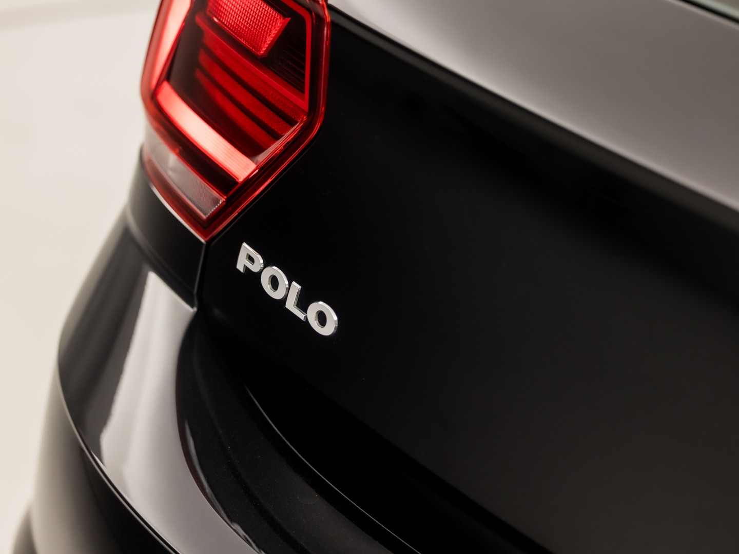 Volkswagen Polo 1.0 TSI Sportline (APPLE CARPLAY, GROOT NAVI, GETINT GLAS, LM VELGEN, SPORTSTOELEN, ADAPTIVE CRUISE, NIEUWSTAAT)