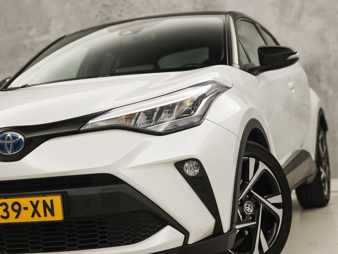 Toyota C-HR 1.8 Hybrid Sport Automaat (GROOT NAVI, CLIMATE, CAMERA, STOELVERWARMING, SPORTSTOELEN, ADAPTIVE CRUISE, GETINT GLAS, KEYLESS, NIEUWSTAAT)