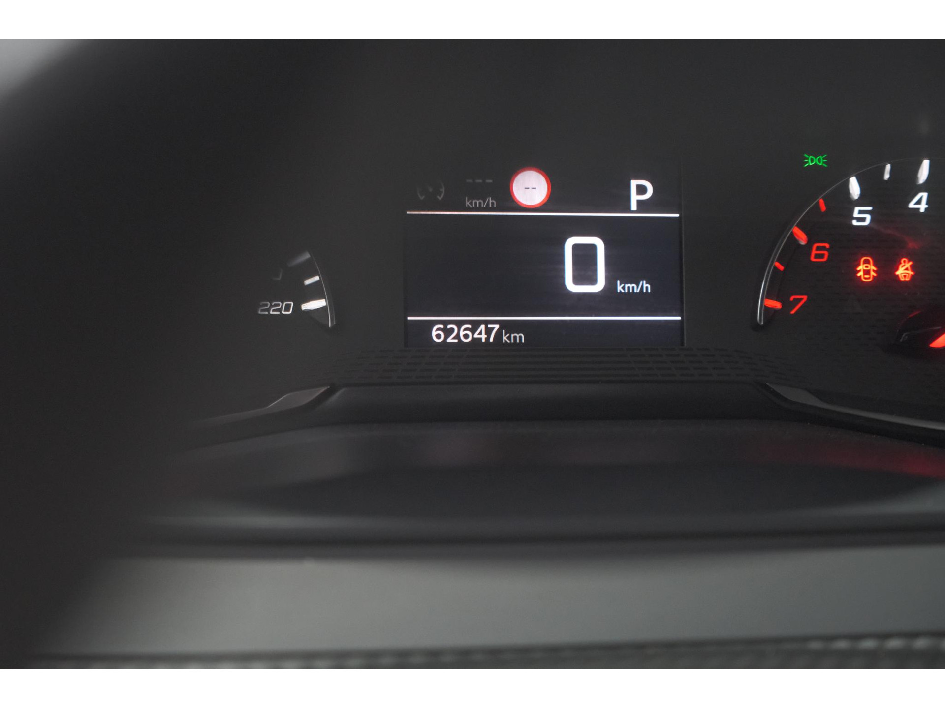 Peugeot 2008 PureTech 130 EAT8 Active Pack | Parkeersensoren | Apple CarPlay | Climate Control | Stoelverwarming