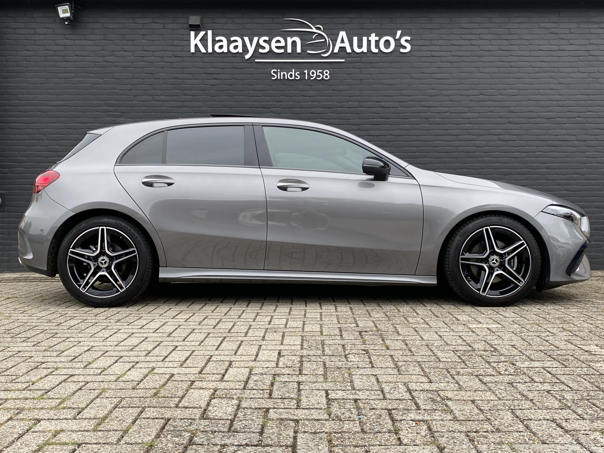 Mercedes-Benz A-klasse 180 AMG Line AUT. | 1e eigenaar | dealer onderh. | panoramadak | camera | night pakket | sfeerverlichting
