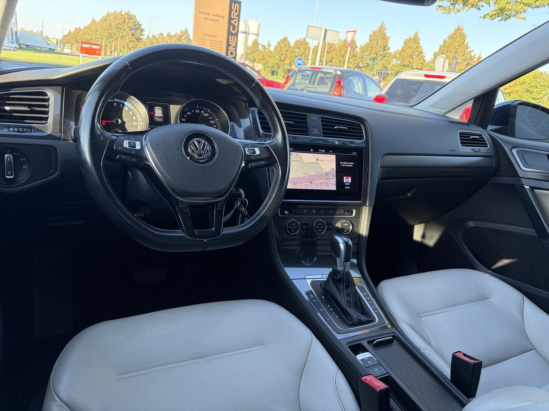 Volkswagen e-Golf e-Golf ✓SOH 88.57%✓Carplay✓Navi✓Leder✓Clima✓Cruise✓Pdc V+A✓LED✓16'' Lm velgen✓N.A.P✓Apk tot 02-2027