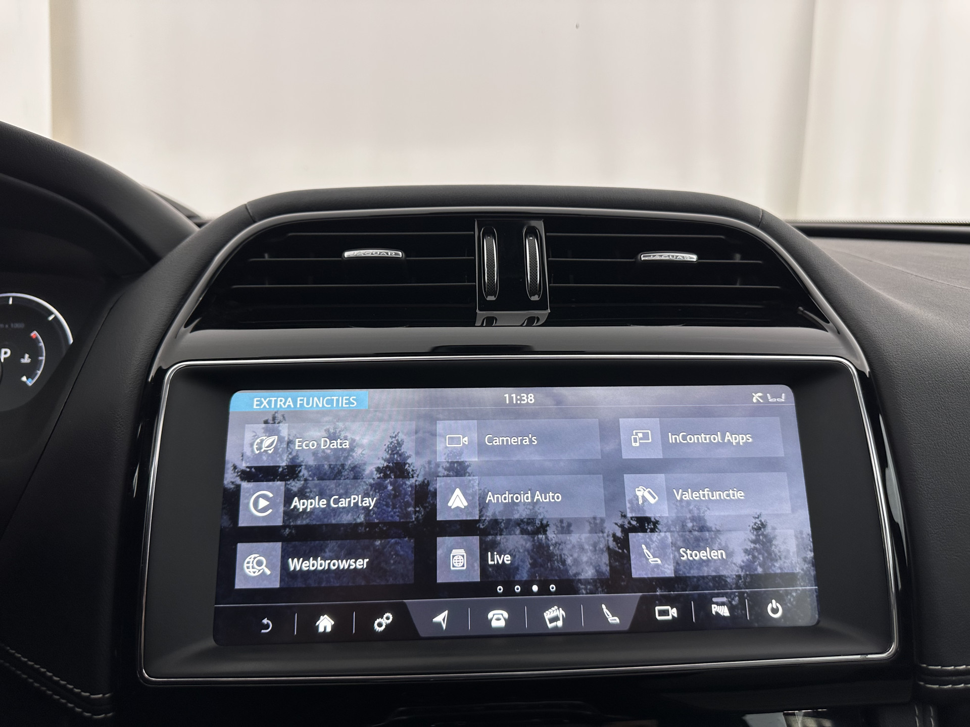 Jaguar F-PACE 3.0 S AWD R-Dynamic Aut *PANO | LEATHER | BLINDSPOT | FULL-LED | MERIDIAN-AUDIO | HEATED-SPORTSEATS | NAVI-FULLMAP | KEYLESS | CAMERA | CARPLAY | SHIFTPADDLES | PDC | LANE-ASSIST | MEMORY-PACK | DIGI-COCKPIT | .