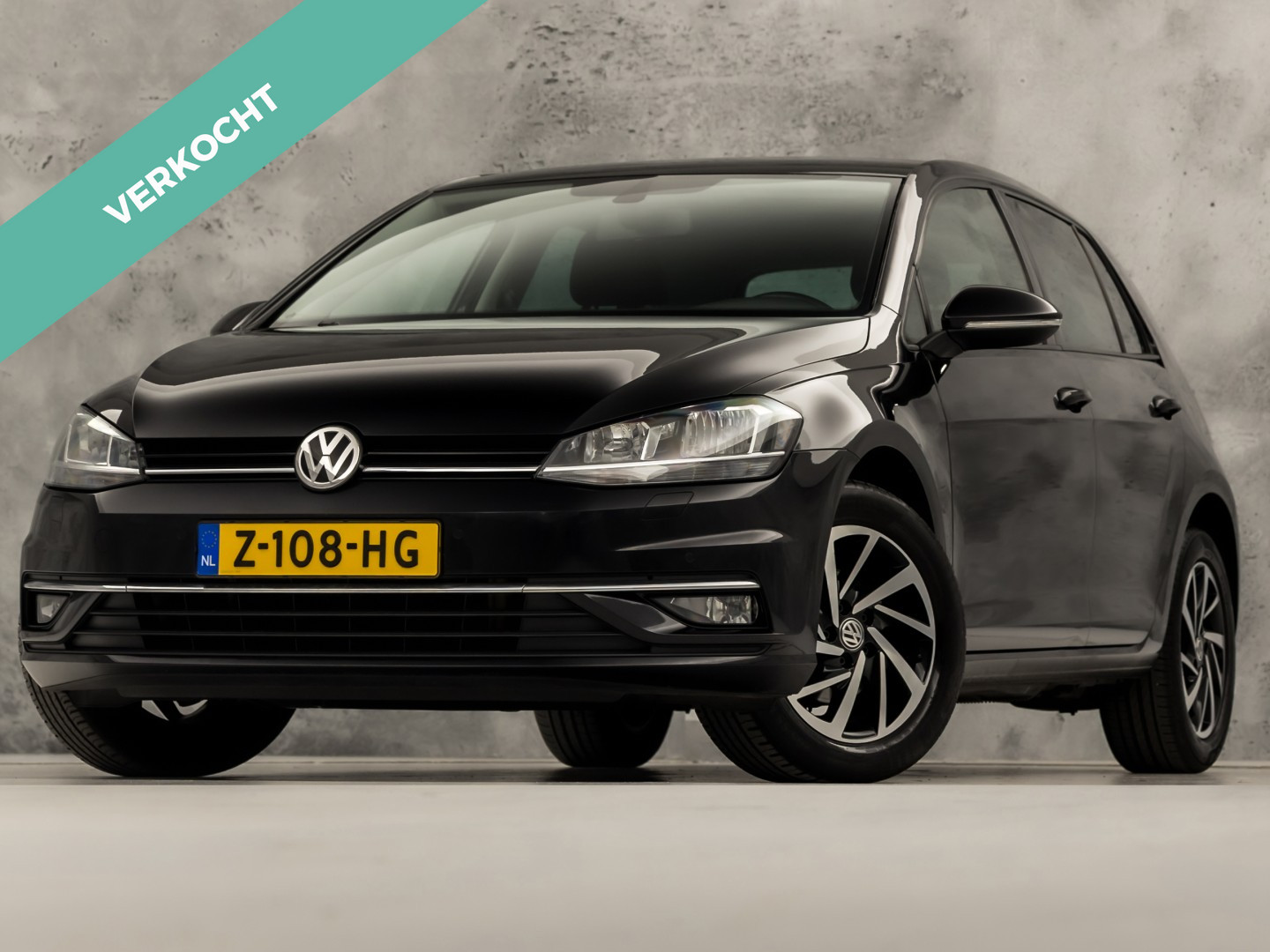 Volkswagen Golf 1.0 TSI Sportline (APPLE CARPLAY, GROOT NAVI, CLIMATE, STOELVERWARMING, SPORTSTOELEN, LM VELGEN, GETINT GLAS, PARKEERSENSOREN, NIEUWSTAAT)