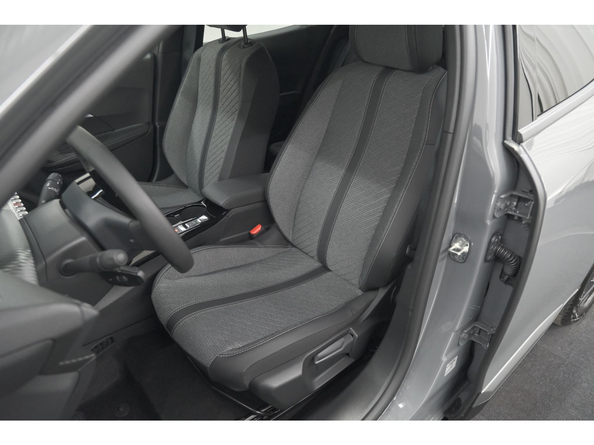 Peugeot e-2008 EV Allure 54 kWh | 11 KW Lader | Warmtepomp | Apple Carplay | Parkeersensoren