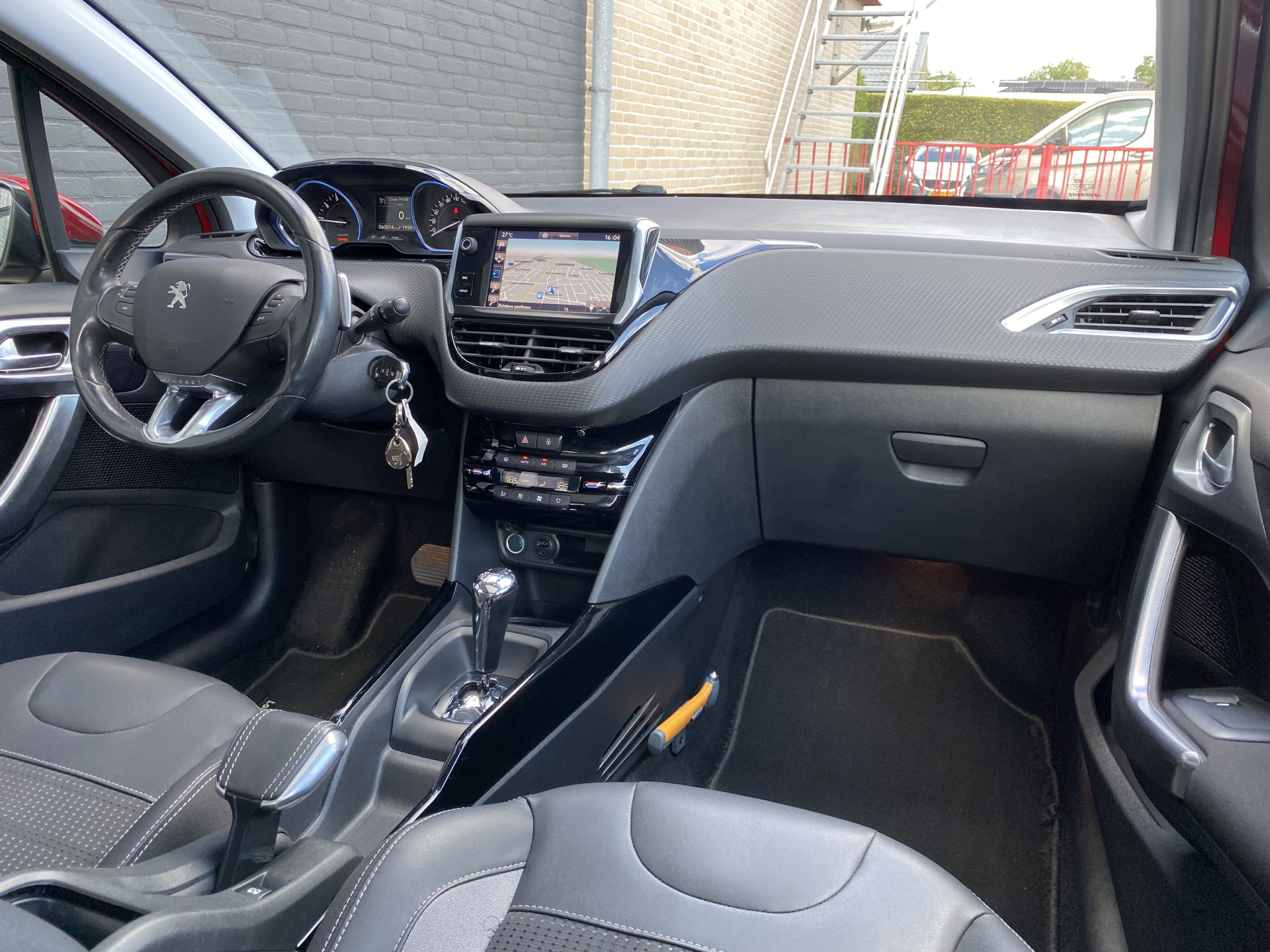 Peugeot 2008 1.2 PureTech Allure AUT. | dealer onderh. | panoramadak | trekhaak | navigatie | cruise control | all season banden