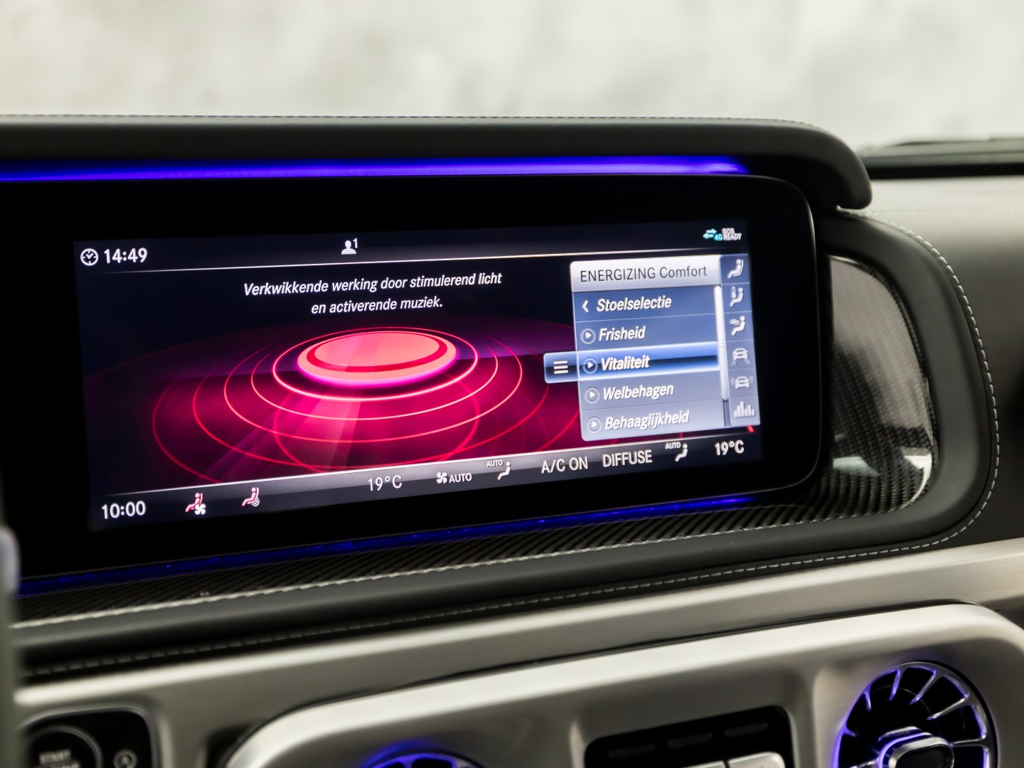 Mercedes-Benz G-Klasse 63 AMG 585Pk (SCHUIFDAK, CARBON PACK, ALCANTARA HEMEL, APPLE CARPLAY, BURMESTER, MASSAGE, STOELKOELING/VERWARMING, ADAPTIVE CRUISE, 360 CAMERA, SFEERVERLICHTING, TREKHAAK, NIEUWSTAAT)
