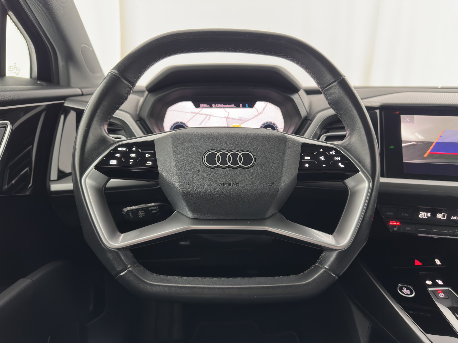 Audi Q4 e-tron 40 Launch edition Advanced Plus 77 kWh [3-Fase] {SOH-93%} (INCL-BTW) *HEATPUMP | ADAPT-CRUISE | MATRIX-LED | NAVI-FULLMAP | KEYLESS | CAMERA | DIGI-COCKPIT | DAB | AMBIENT-LIGHT | HEATED-SPORTSEATS | SHIFT-PADDLES | PRIVACY-GLASS | 19''ALU*