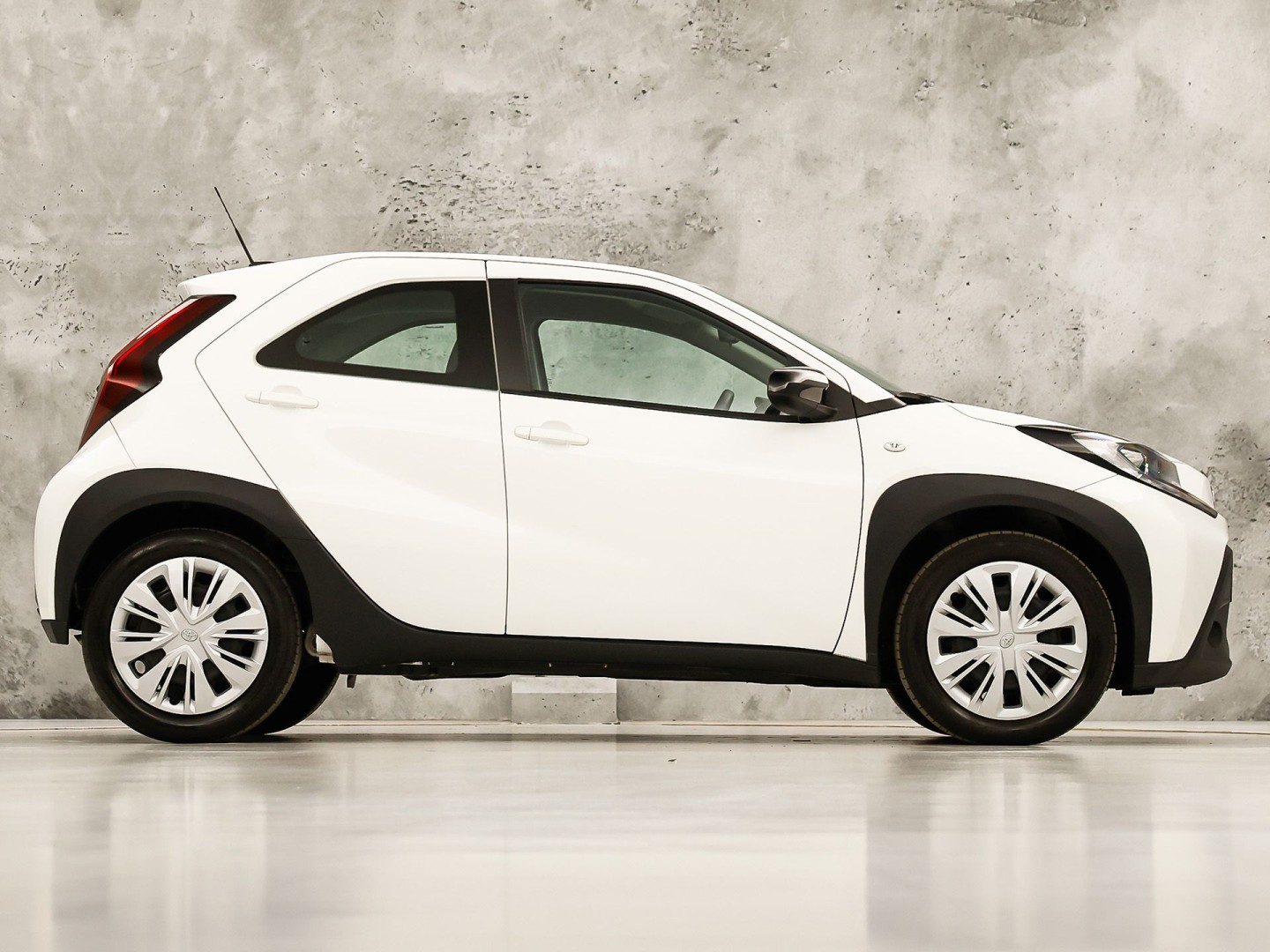 Toyota Aygo 1.0 VVT-i MT Play (APPLE CARPLAY, NAVIGATIE, ADAPTIVE CRUISE, SPORTSTOELEN, LANE ASSIST, CAMERA, NIEUWSTAAT)