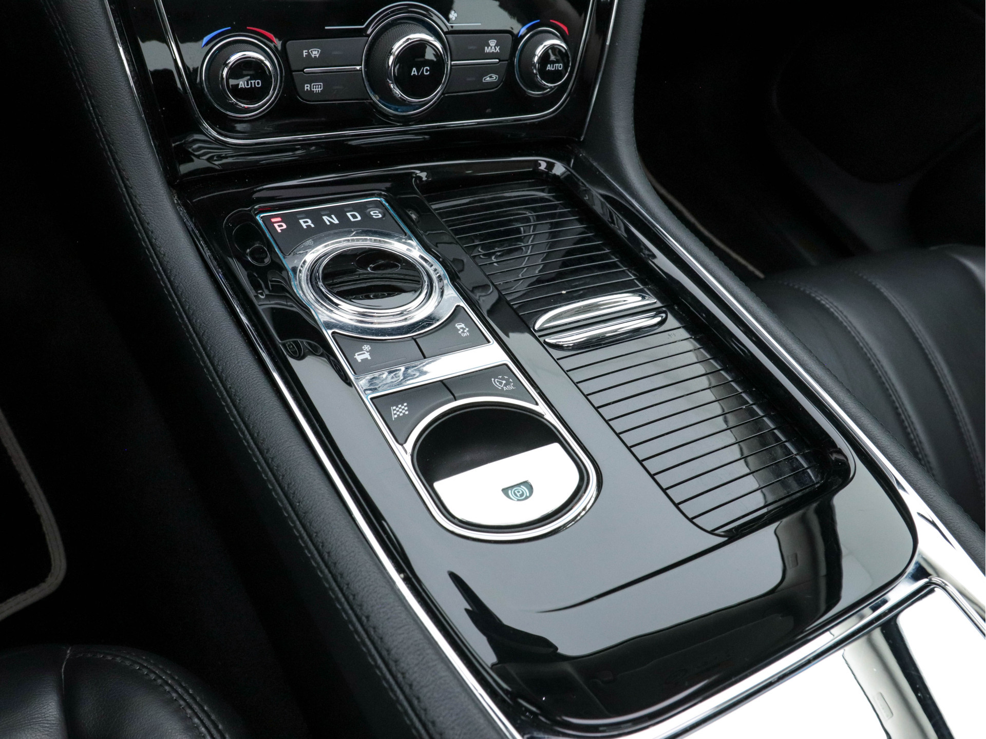 Jaguar XJ 3.0 V6D Portfolio Long (INCL-BTW) Aut. *PANO | LEATHER  | BI-XENON | MERIDIAN-AUDIO | MEMORY-PACK | KEYLESS | CAMERA | ECC | HEATED-COMFORTSEATS | PDC | NAVI-FULLMAP | SHIFT-PADDLES | CRUISE | 19"ALU*