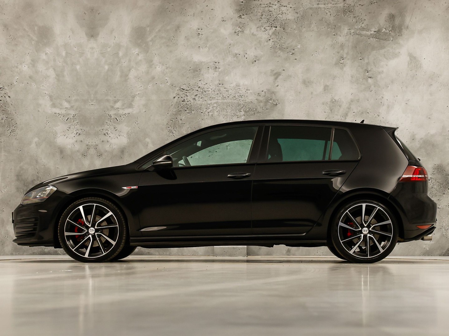 Volkswagen Golf 2.0 TSI GTI 220Pk Automaat (NAVIGATIE, CLIMATE, LEDER, STOELVERWARMING, SPORTSTOELEN, GETINT GLAS, XENON, NIEUWSTAAT)