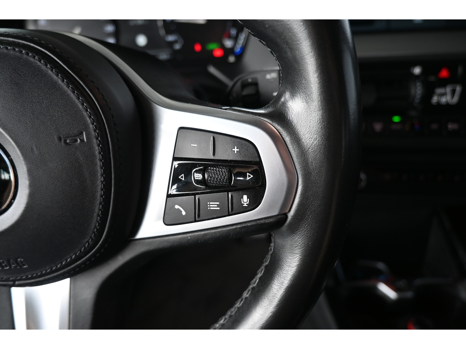 BMW 1-serie 118i High Executive Aut M Sport Navigatie Carplay Dealer Onderhouden! Inruil Mogelijk!