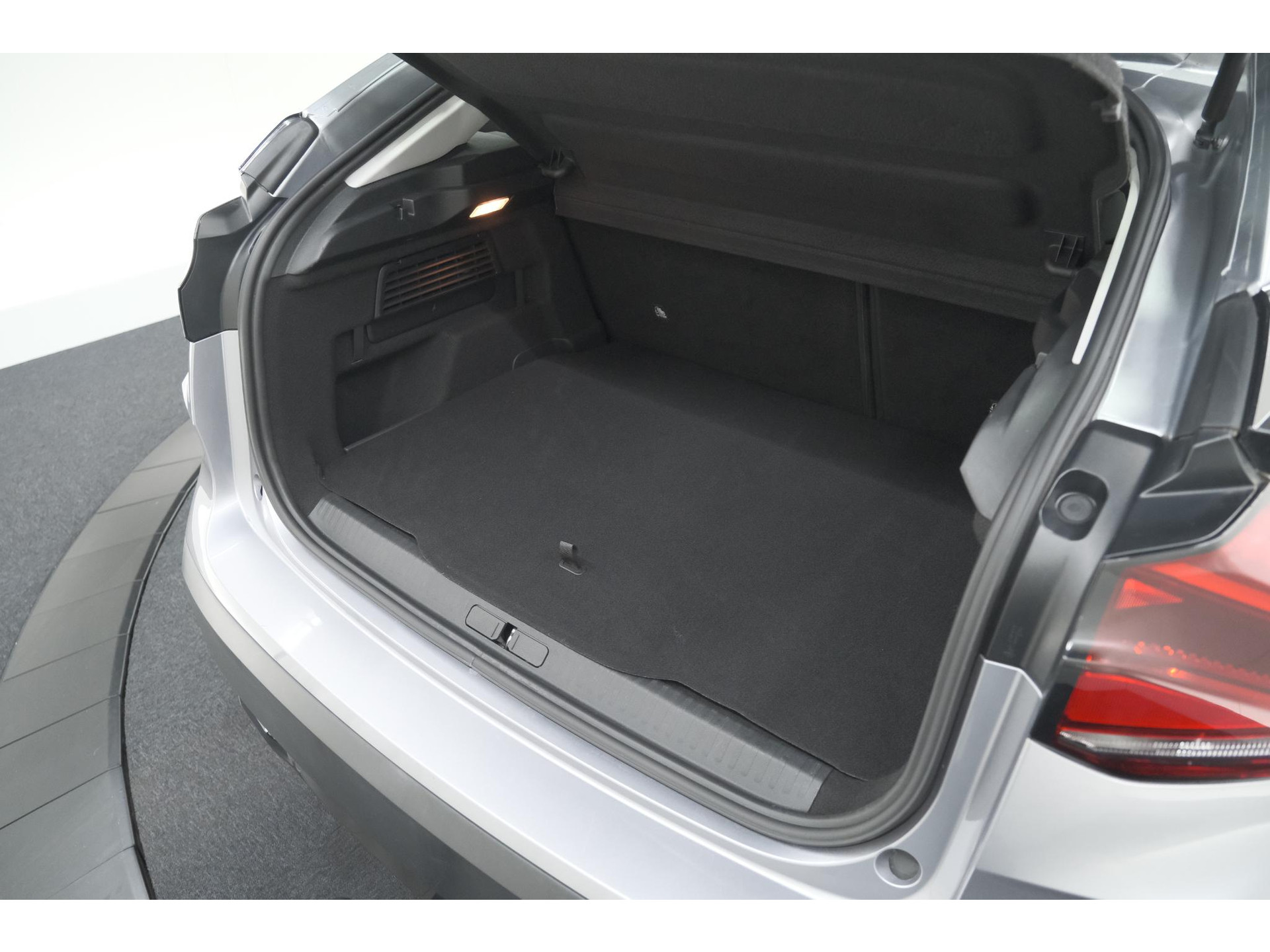 Citroen C4 Puretech 130 Feel | Trekhaak | Camera | Allseason Banden | Climate Control | Parkeersensoren