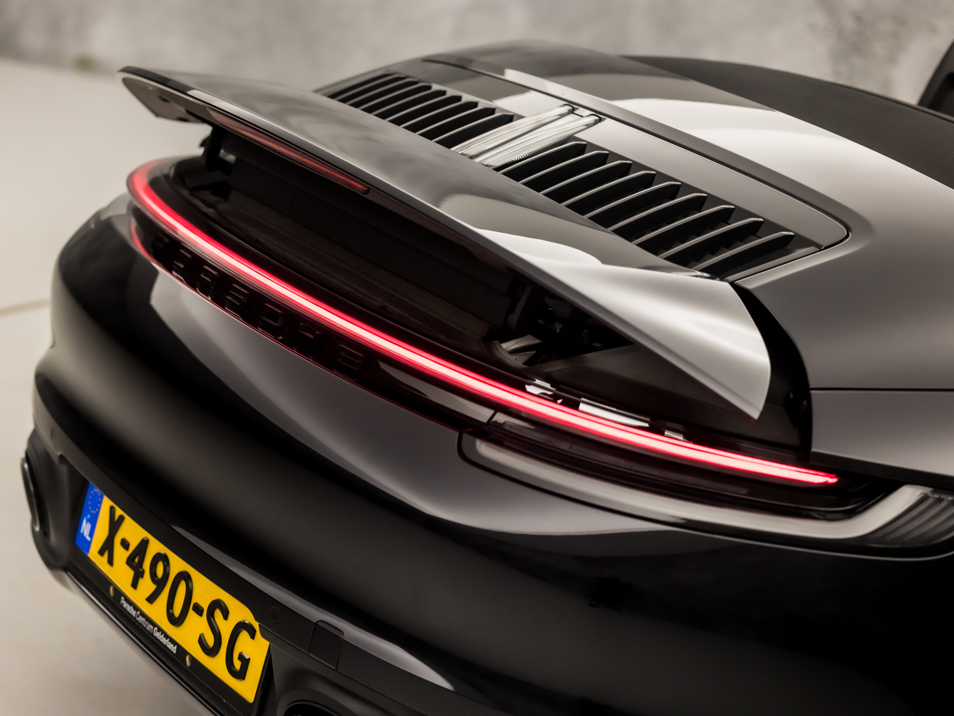 Porsche 911 Cabrio 3.0 Carrera 385Pk (SPORT CHRONO PAKKET, SPORTUITLAAT, BOSE AUDIO, LED MATRIX, APPLE CARPLAY, CAMERA, SFEERVERLICHTING, STOELVERWARMING, NIEUWSTAAT)