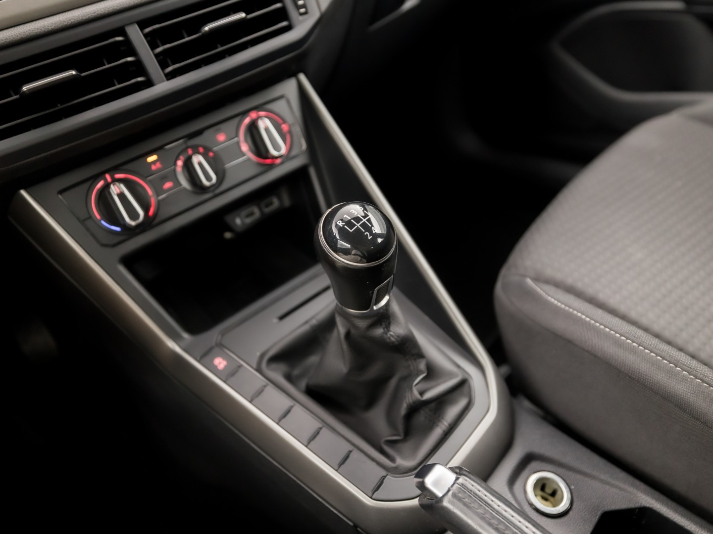 Volkswagen Polo 1.0 TSI Sportline (APPLE CARPLAY, GROOT NAVI, GETINT GLAS, LM VELGEN, SPORTSTOELEN, ADAPTIVE CRUISE, NIEUWSTAAT)