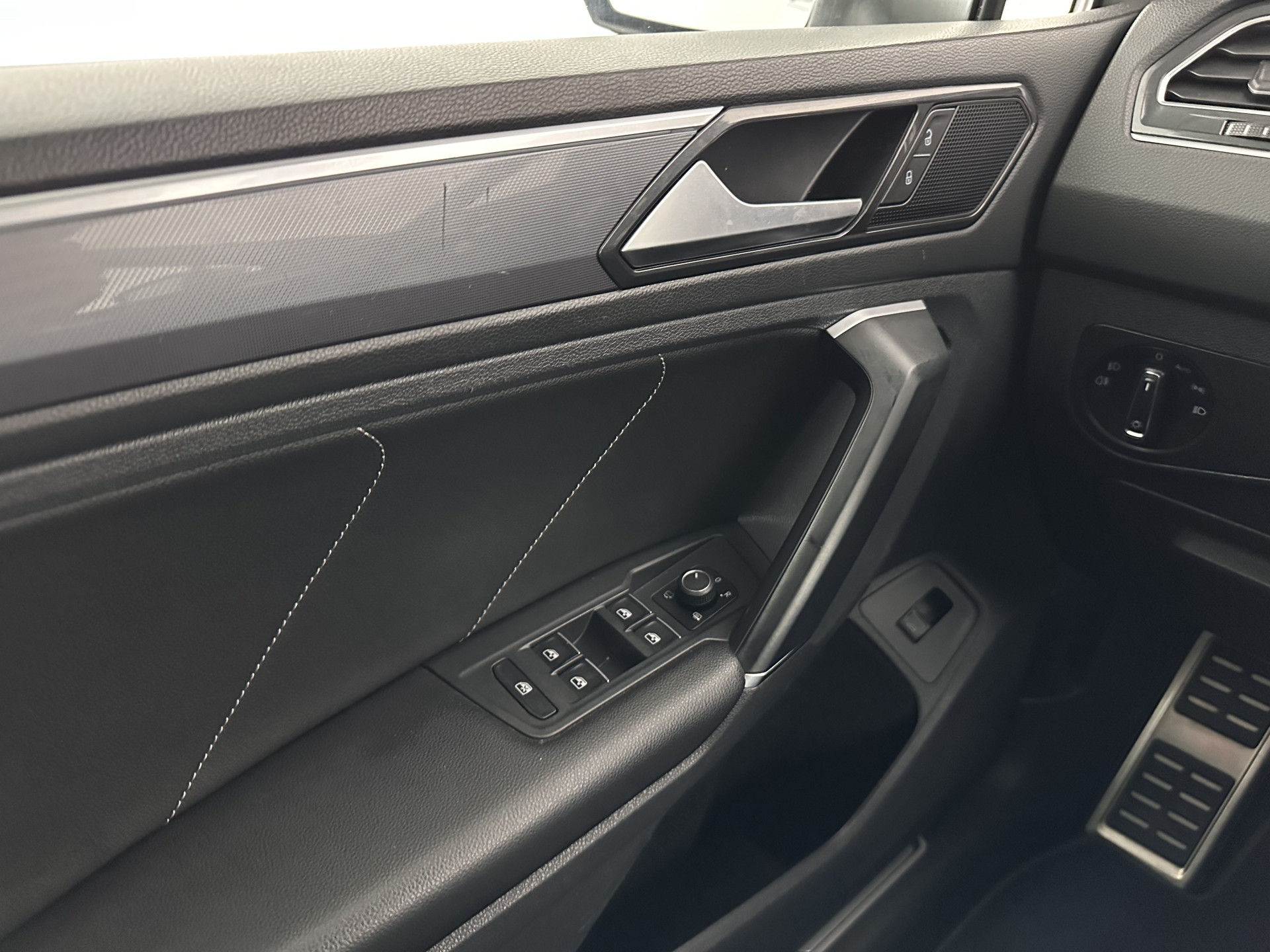 Volkswagen Tiguan 2.0 TSI 4Motion R-Line Highline Aut. *ADAPTIVE-CRUISE | LEATHER-MICROFIBRE | FULL-LED | NAVI-FULLMAP | HEATED-SPORTSEATS | CAMERA | SHIFTPADDLES | PRIVACYGLASS | CARPLAY | ECC | PDC | 20''ALU*