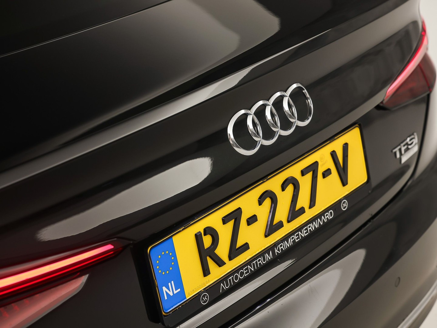 Audi A5 Sportback 2.0 TFSI S-Line Sport 190Pk Automaat (2X S-LINE, VIRTUAL COCKPIT, GROOT NAVI, PLAT SPORTSTUUR, LEDER, STOELVERWARMING, SPORTSTOELEN, GETINT GLAS, PARKEERSENSOREN, NIEUWSTAAT)