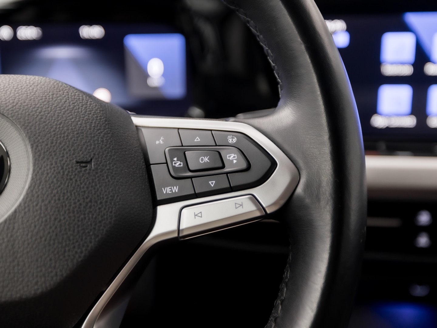 Volkswagen Golf 1.5 TSI Sport 150Pk Automaat (APPLE CARPLAY, GROOT NAVI, STUUR/STOELVERWARMING, SPORTSTOELEN, GETINT GLAS, SFEERVERLICHTING, KEYLESS, NIEUWSTAAT)