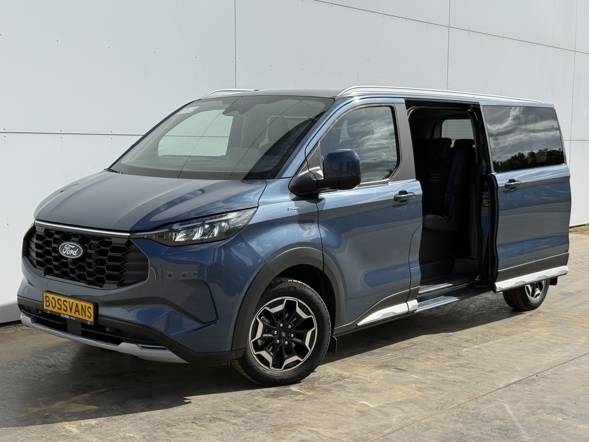 Ford Tourneo Custom 233PK PHEV Prijs Incl. BPM Excl. BTW Automaat 8-Personen Automaat LED B&O Audio Lichtmetalen Velgen PDC Carplay Camera Parkeersensoren Cruise Control