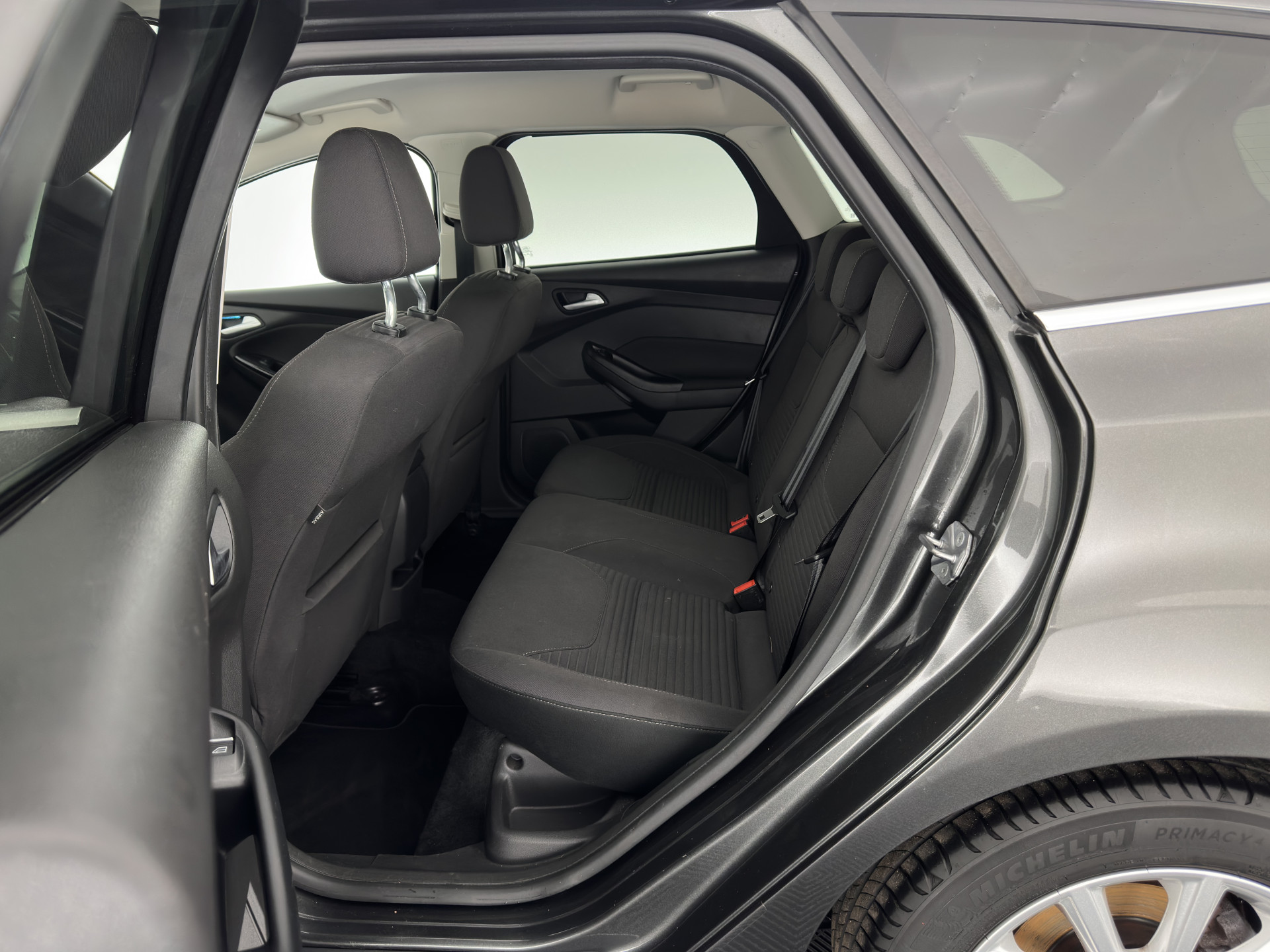 Ford Focus Wagon 1.5 TDCI Titanium Lease Edition (INCL-BTW) Aut. *NAVI-FULLMAP | HEATED-COMFORTSEATS | KEYLESS | PRIVACY-GLASS | ECC | SYNC-AUDIO | PDC | CRUISE | 16''ALU*