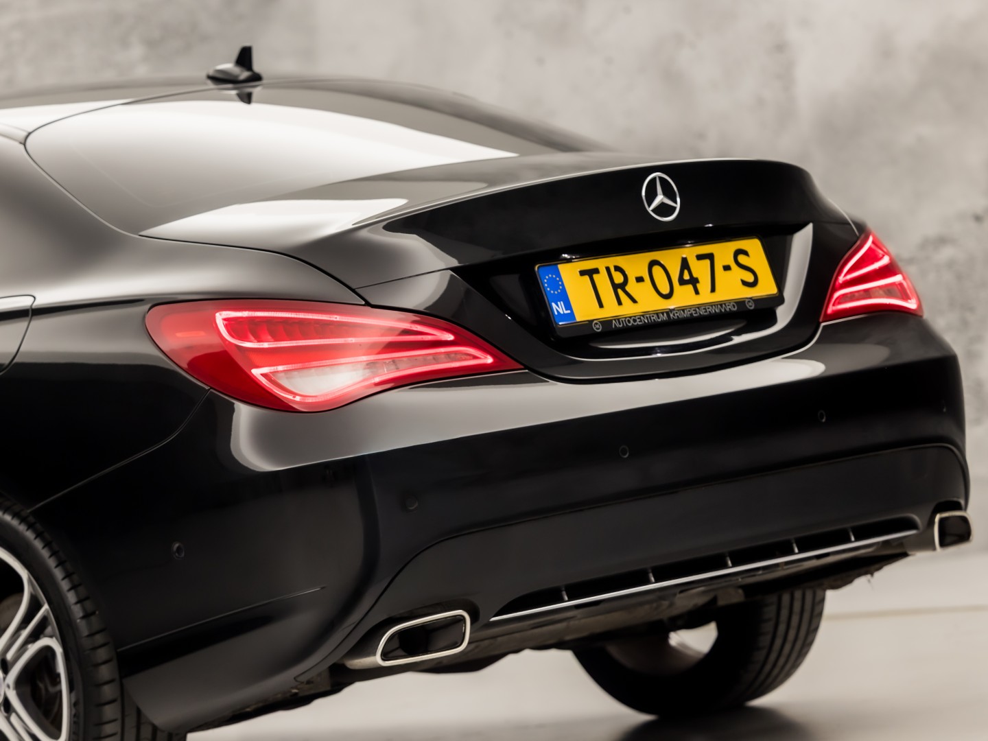 Mercedes-Benz CLA-Klasse 180 AMG Sport Automaat (GROOT NAVI, LEDER, ZWART HEMEL, STOELVERWARMING, SPORTSTOELEN, GETINT GLAS, CRUISE, NIEUWE APK, NIEUWSTAAT)
