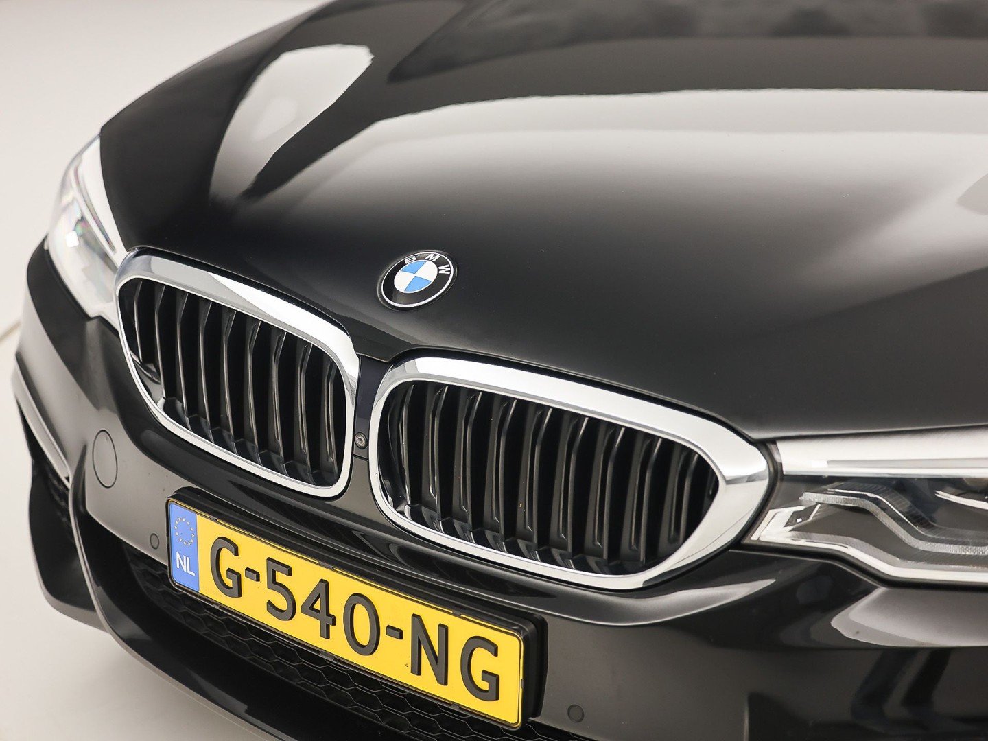 BMW 5-serie 520i M Sport High Executive 184Pk Automaat (GROOT NAVI, M PAKKET, 360 CAMERA, MEMORY SEATS, HARMAN/KARDON, STUUR/STOELVERWARMING, LUXE LEDER, HEAD-UP DISPLAY, GETINT GLAS, NIEUWSTAAT)