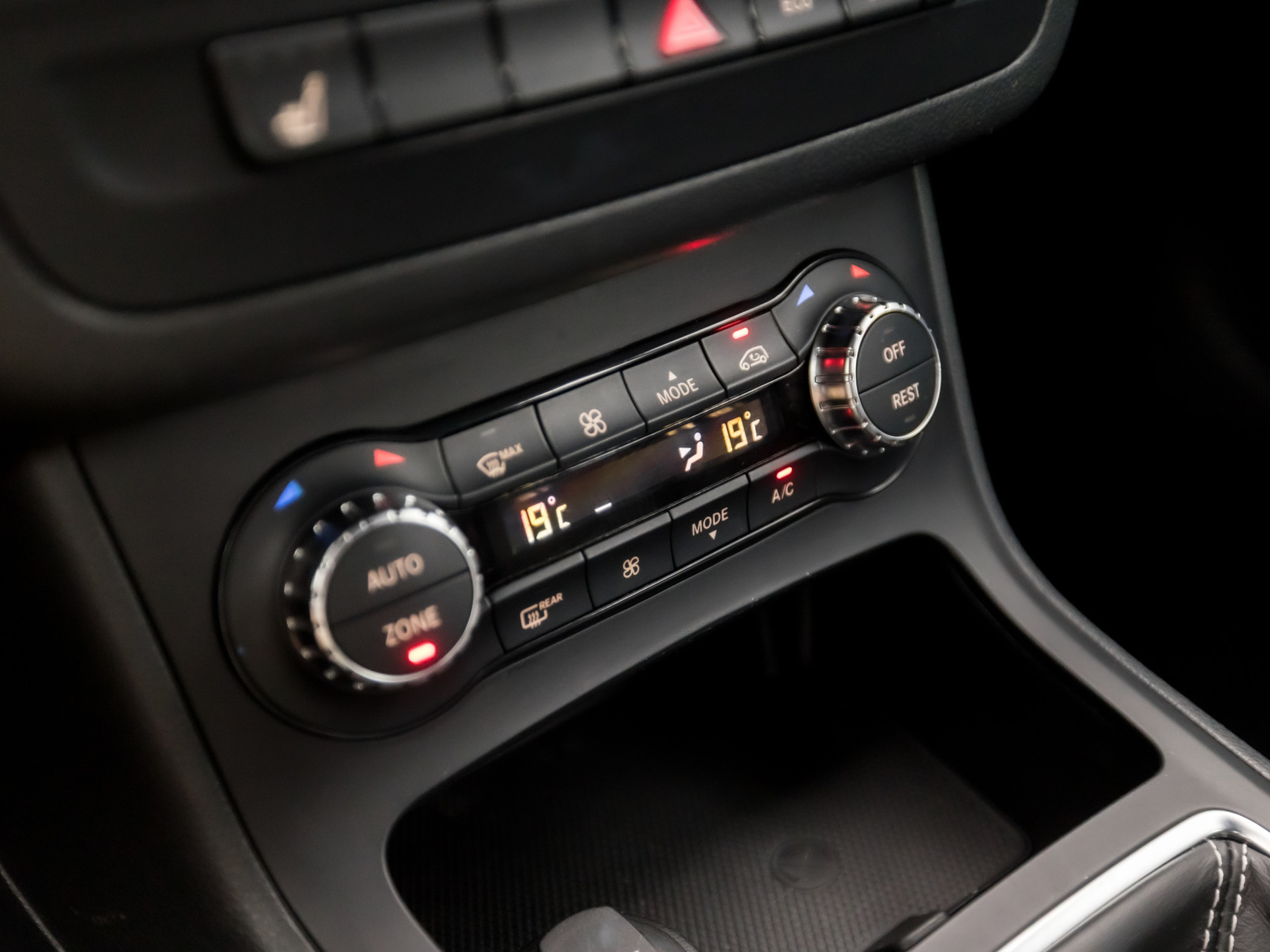 Mercedes-Benz B-Klasse 200 AMG Sport 157Pk (GROOT NAVI, CLIMATE, CAMERA, HARMAN/KARDON, STOELVERWARMING, LEDEREN SPORTSTOELEN, HARMAN/KARDON, XENON, ZWART HEMEL, NIEUWSTAAT)