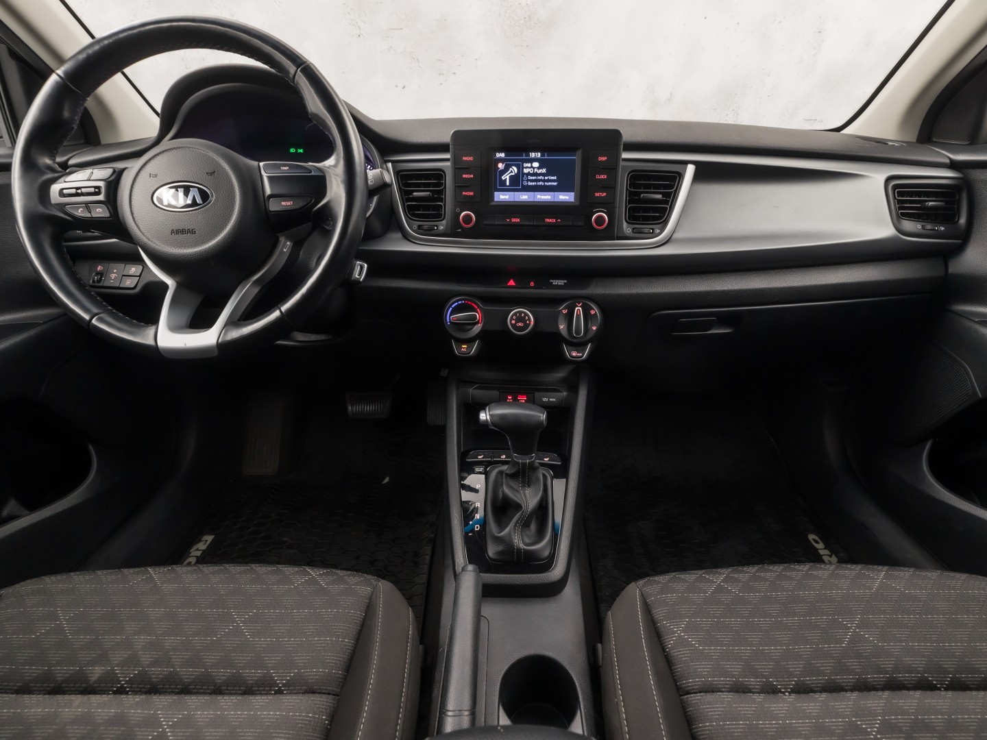 Kia Rio 1.4 DynamicLine Sport Automaat (STUUR/STOELVERWARMING, GETINT GLAS, CAMERA, SPORTSTOELEN, LM VELGEN, ELEK PAKKET, NIEUWSTAAT)