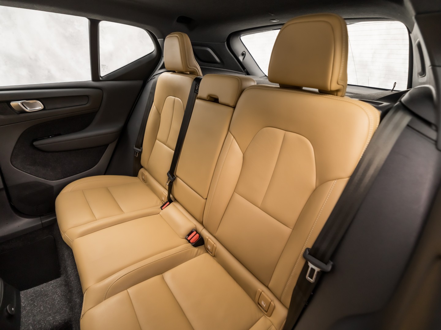 Volvo XC40 1.5 T5 Recharge Inscription Sport 262Pk Automaat (PANORAMADAK, APPLE CARPLAY, MEMORY SEAT, ZWART HEMEL, CAMERA, LEDER, SPORTSTOELEN, ELEK ACHTERKLEP, NIEUWSTAAT)