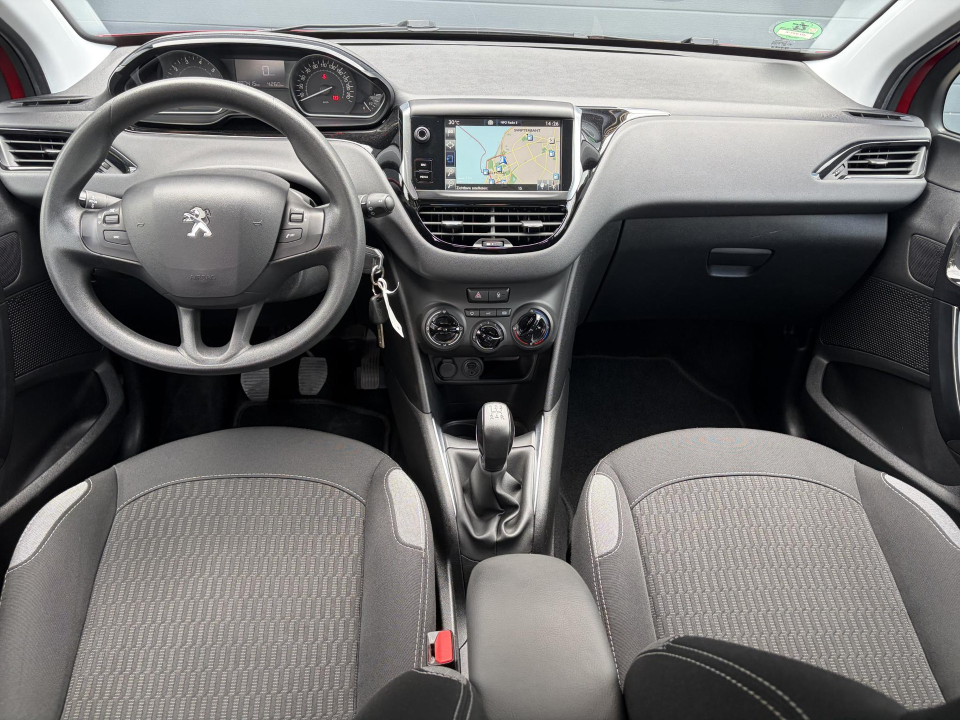 Peugeot 208 1.2 PureTech Blue Lion ✓D-riem vv in 2025✓1e Eigenaar✓Navi✓Carplay✓Trekhaak✓Recent beurt gehad✓Airco✓Cruise✓5 Deurs✓Pdc✓N.A.P✓Apk tot 03-2027
