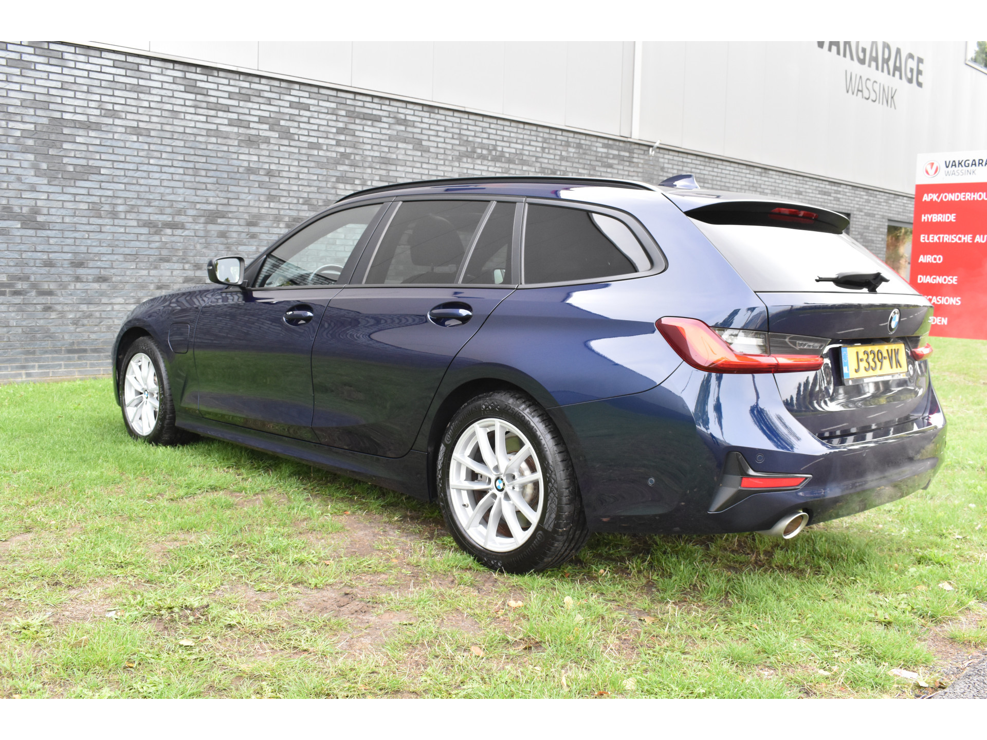 BMW 3-serie Touring 330e Business Edition Plus Plugin-hybride Pano Leder