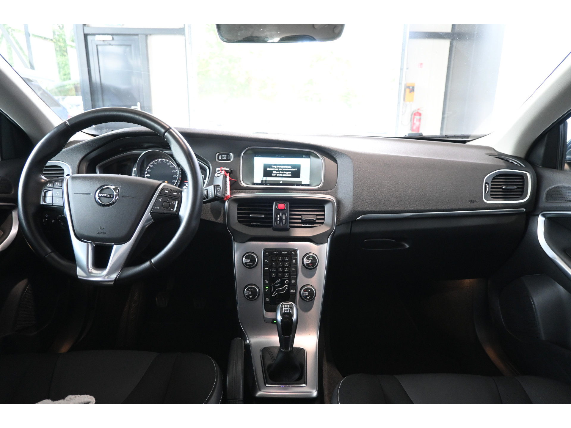 Volvo V40 2.0 T2 Momentum Nap Clima Cruise control Trekhaak Navigatie Stoelverwarming Goed onderhouden! Inruil Mogelijk!