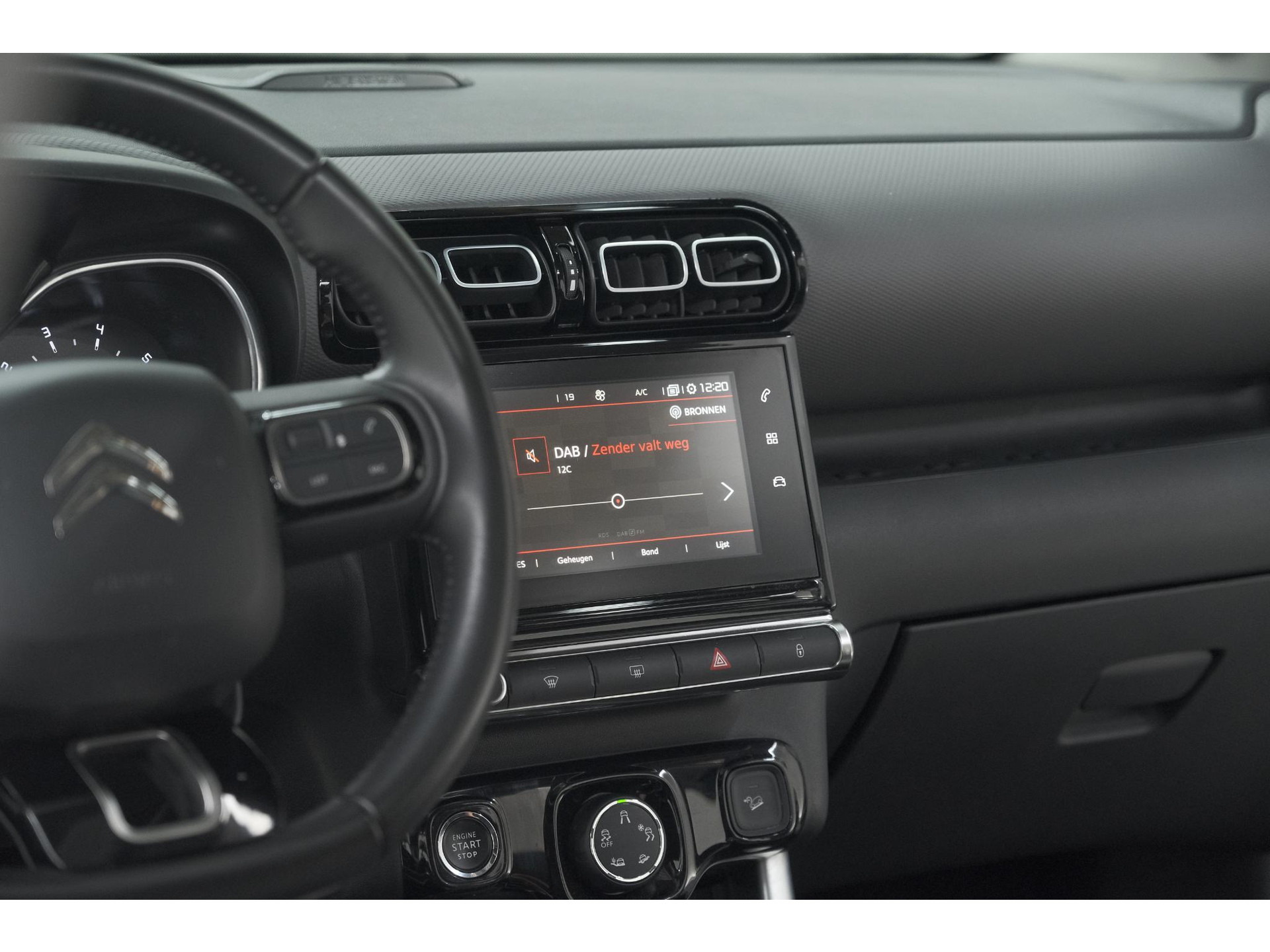Citroen C3 Aircross PureTech 110 EAT6 Shine | Trekhaak | Panoramadak | Head-Up Display | Camera | Navigatie