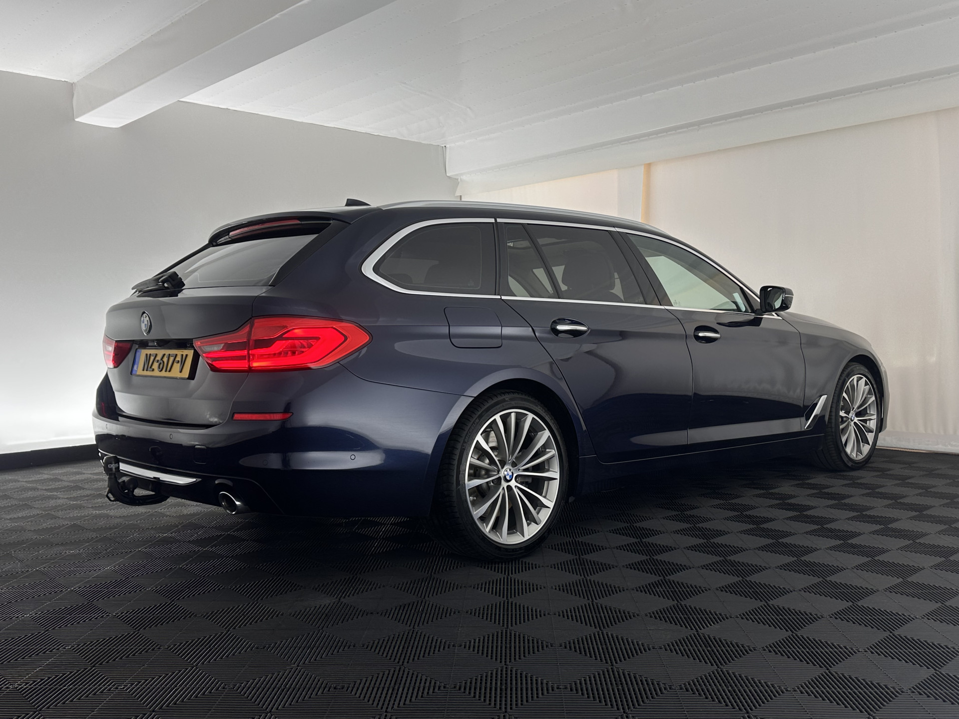 BMW 5-serie Touring 530d High Executive Luxury-Line Aut. *PANO | BOWERS-WILKINS | LEATHER | FULL-LED | ADAPTIVE-CRUISE | BLINDSPOT | MEMORY-PACK | TOPVIEW | HEAD-UP | HEATED-COMFORTSEATS | DIGI-COCKPIT | NAVI-FULLMAP | TOWBAR | 19''ALU*