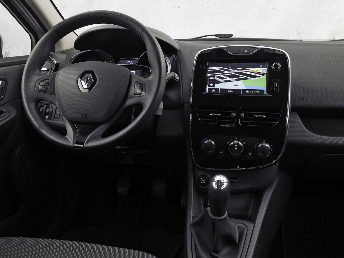 Renault Clio 0.9 TCe Sport (NAVIGATIE, CRUISE, TREKHAAK, SPORTSTOELEN, BLUETOOTH, NIEUWE APK, NIEUWSTAAT)