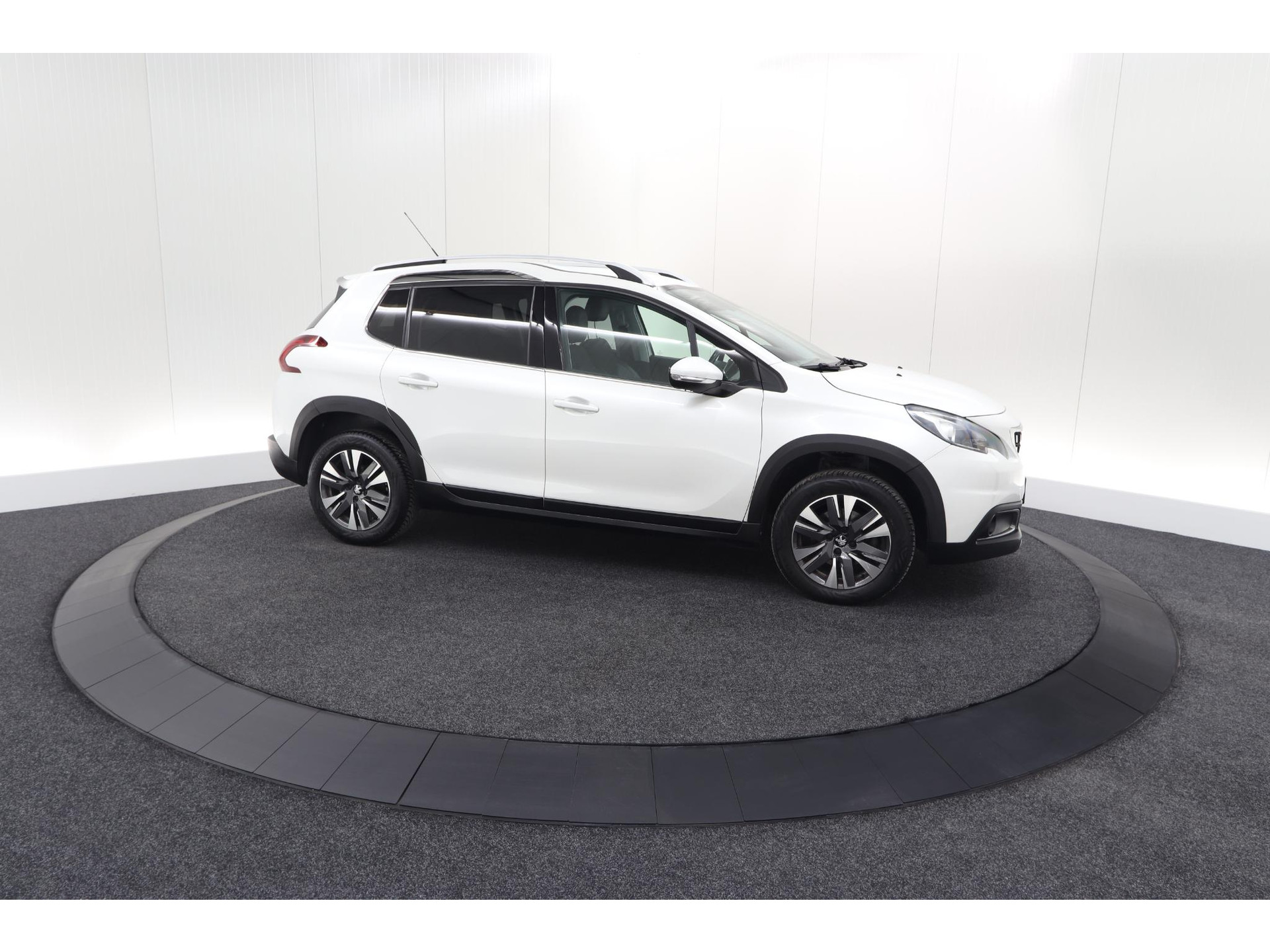 Peugeot 2008 PureTech 130 Allure | Camera | Apple Carplay | Parkeersensoren | Navigatie