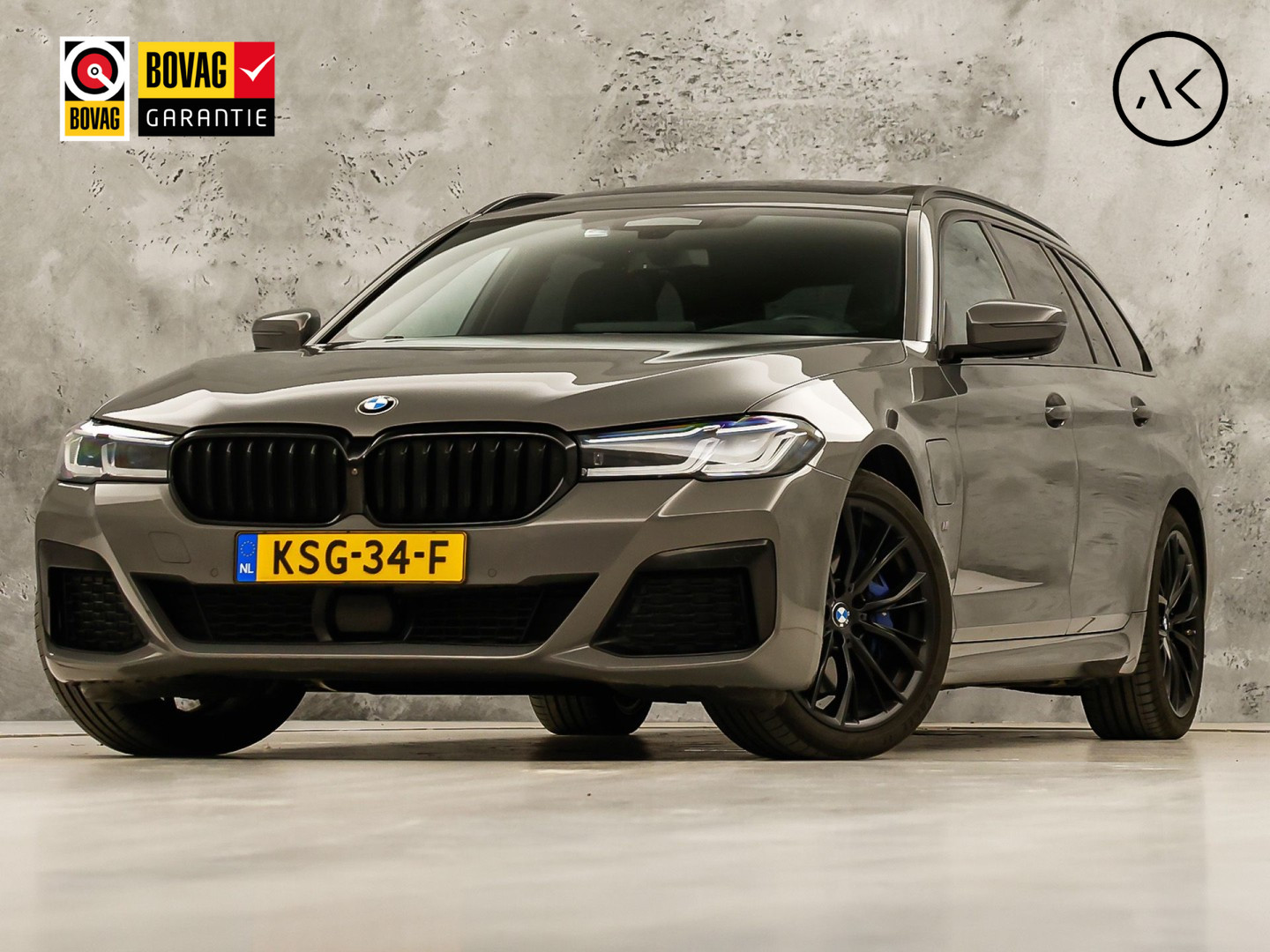 BMW 5 Serie 530e M Sport High Executive 293Pk (PANORAMADAK, M PAKKET, LASER LED, HEAD-UP DISPLAY, 360 CAMERA, MEMORY SEATS, HARMAN/KARDON, TREKHAAK ELEKTRISCH, STOELVERWARMING ACHTER, DISPLAY KEY, NIEUWSTAAT)