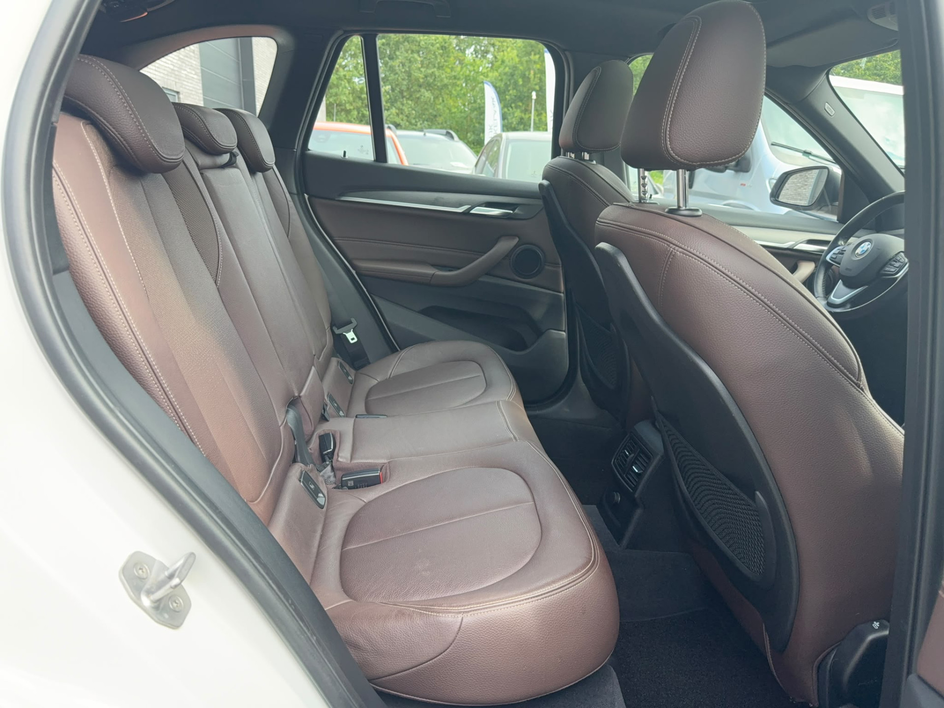 BMW X1 xDrive20i xLine | 3E EIGENAAR | 3/6/12MND GARANTIE| PANO DAK | HEAD UP | LEDER | NAVI |