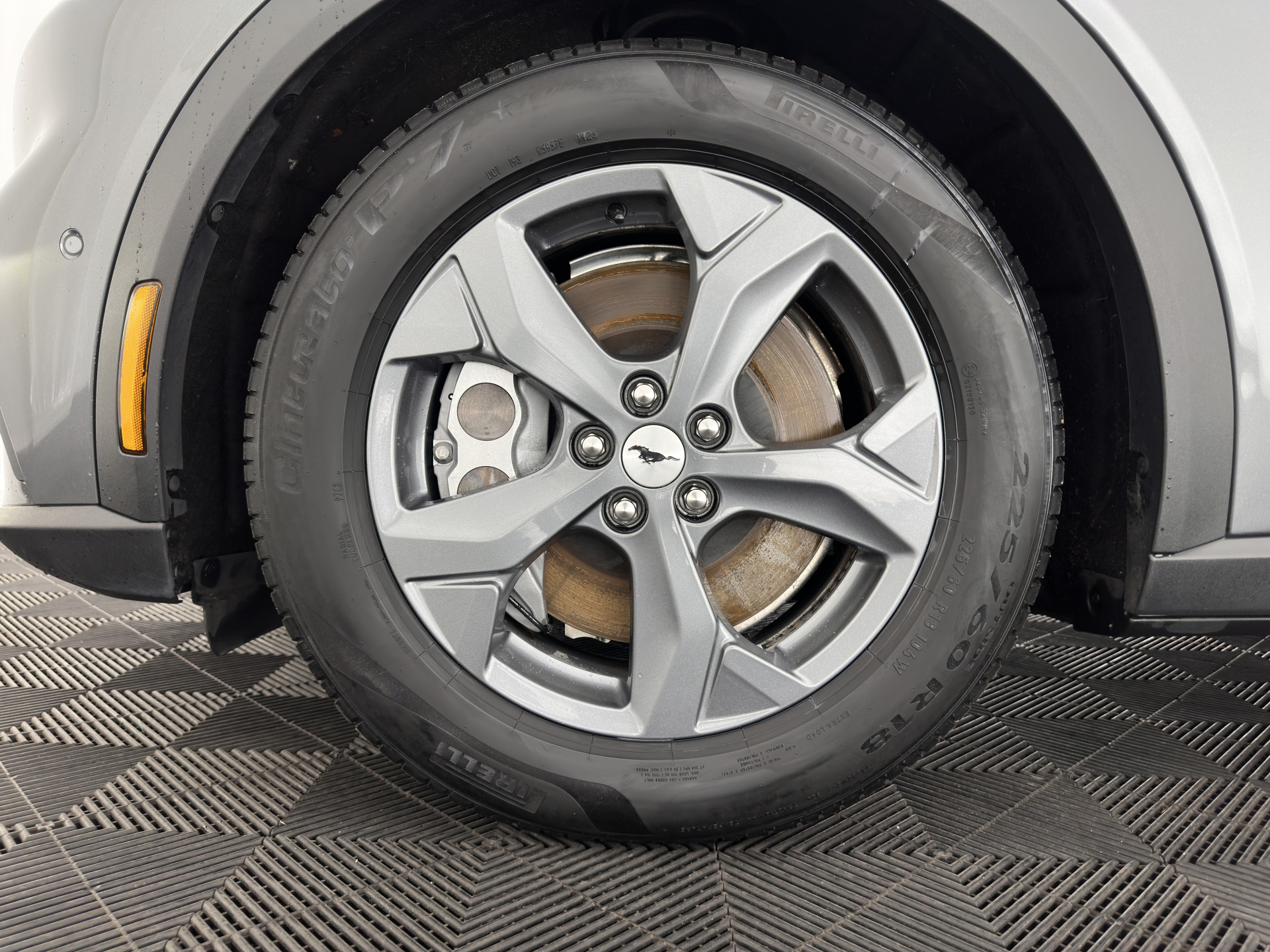 Ford Mustang Mach-E RWD 75 kWh (3-Fase) {SOH-93%} (INCL-BTW) Aut. *LEATHER | FULL-LED | DAB+ | DIGI-COCKPIT | KEYLESS | NAVI-FULLMAP | TOPVIEW | LANE-ASSIST | BLINDSPOT | CARPLAY | HEATED-COMFORTSEATS | PRIVACY-GLASS |TOWBAR | 18"ALU*