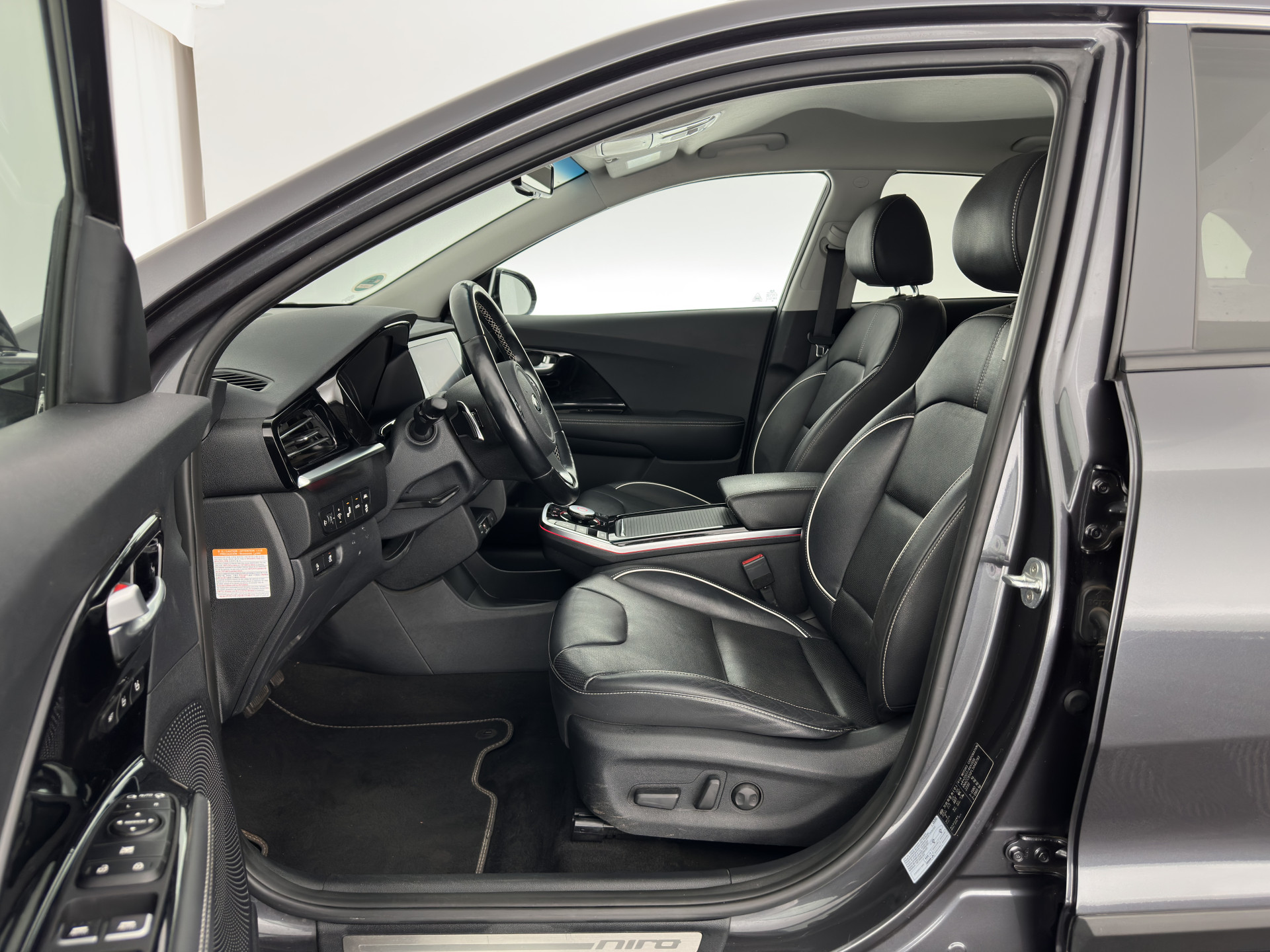 Kia e-Niro ExecutiveLine 64 kWh (3-Fase) {SOH-100%) (INCL-BTW)  Aut *HEATPUMP | LEATHER | FULL-LED | NAVI-FULLMAP | ADAPTIVE-CRUISE | CAMERA | MEMORY-PACK | LANE-ASSIST | KEYLESS | DIGI-COCKPIT | PRIVACY-GLASS | AMBIENT-LIGHT | 17"ALU*