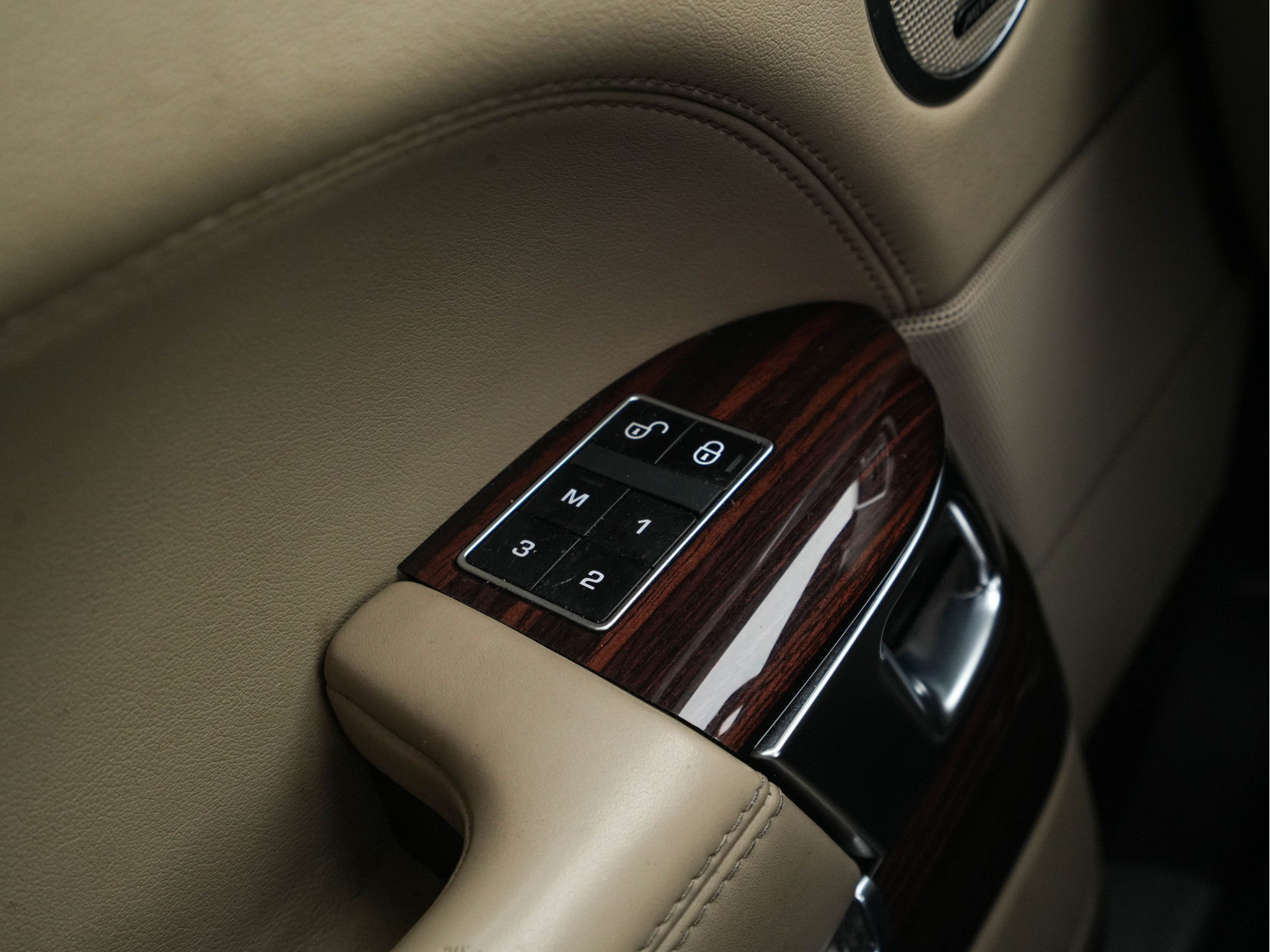 Land Rover Range Rover 4.4 SDV8 Vogue AWD Aut. *PANO | DIGI-COCKPIT | MERIDIAN-AUDIO | SURROUND-VIEW | MEMORY-PACK |  KEYLESS | OXFORD-FULL-LEATHER | BI-XENON | NAVI-FULLMAP | ECC | PDC | CRUISE | COMFORT-SEATS | 21"ALU*