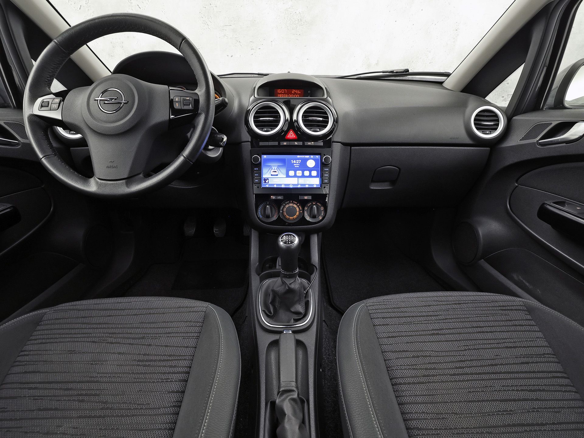 Opel Corsa 1.2-16V Sport (5 DEURS, NAVIGATIE, LM VELGEN, SPORTSTOELEN, ELEK RAMEN, TREKHAAK, NIEUWSTAAT)